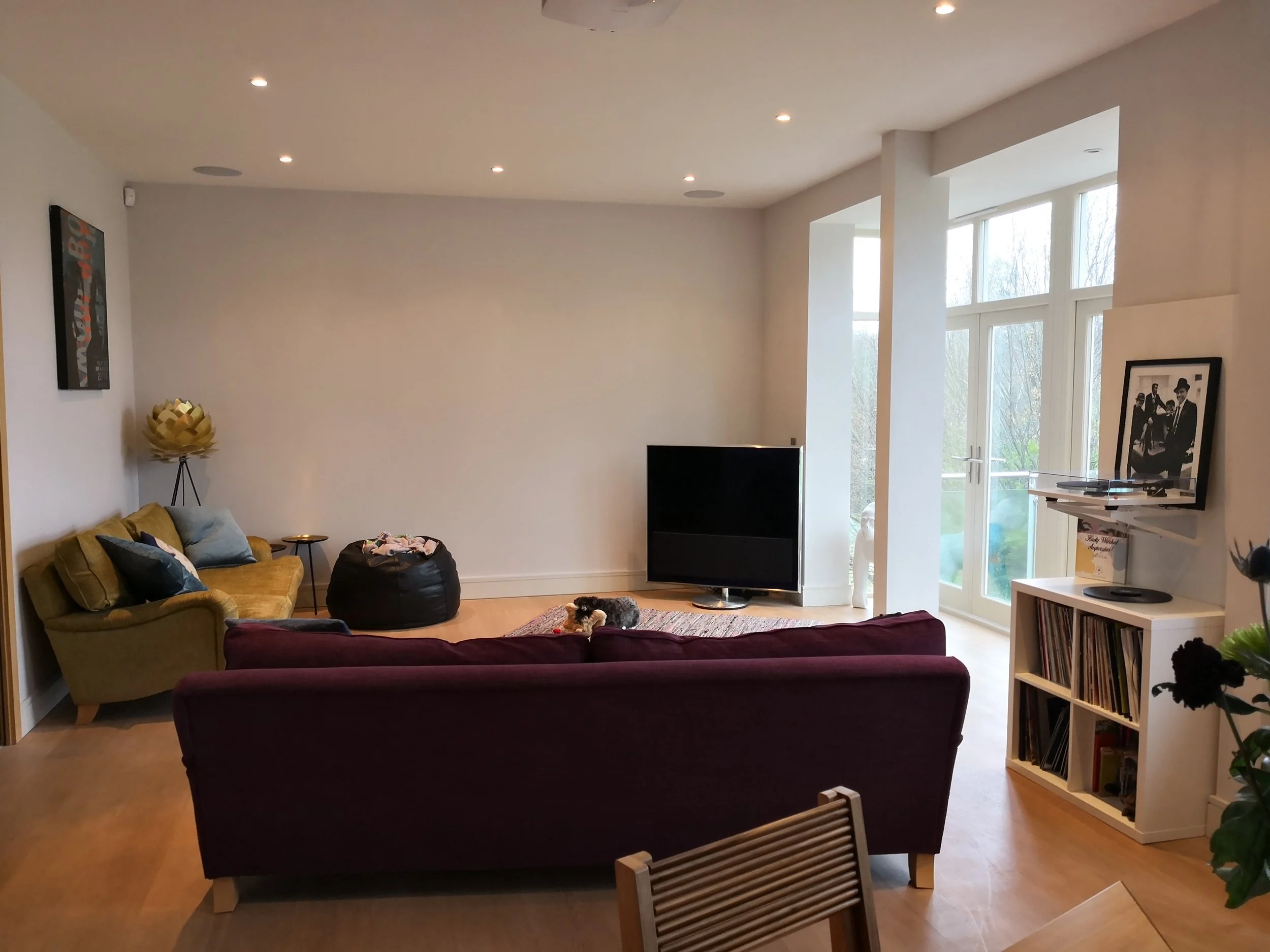 The original B&O television has been upgraded for a SONY OLED, giving the customer a clearer and more energy efficient viewing experience. 