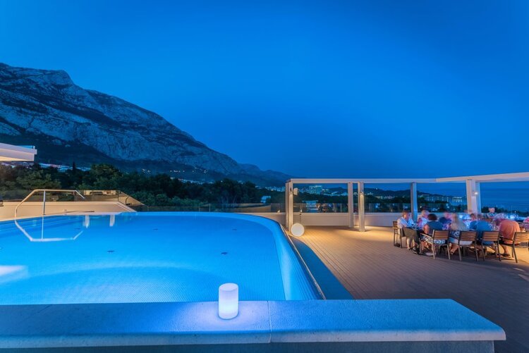 makarska-hotel-mirjam-rooftop-pool-night.jpg