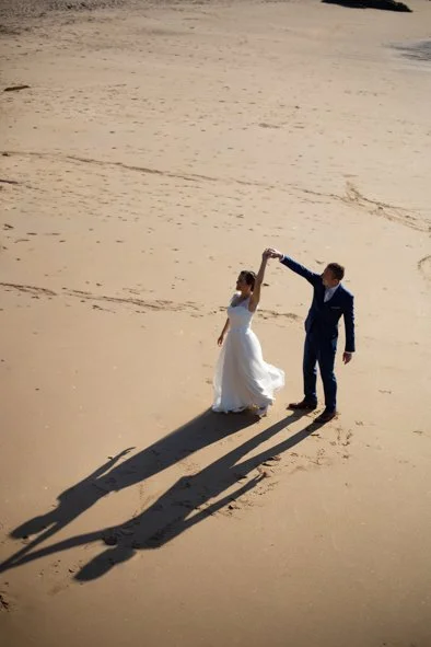 seance photographie couple a la plage de Saint-Malo, Bretagne. Casa19 photographe de mariage a Saint-Malo