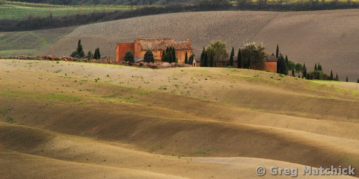 Farmhouse and Contours in Tuscany
