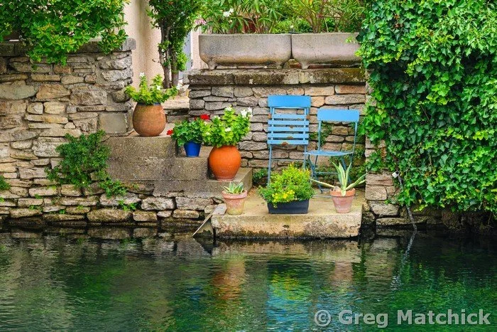 Private Seat Along a Canal in Isle Sur La Sorgue