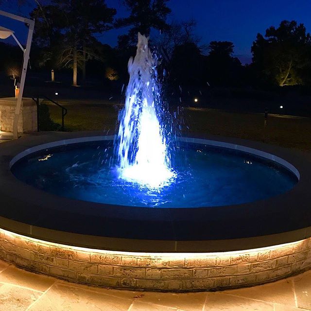 A fountain of light.⠀
.⠀
.⠀
.⠀
#fountain #night #nightphotography #colonialwilliamsburg #virginia #travel #romantic #glow #glowing #water #relaxing #evening