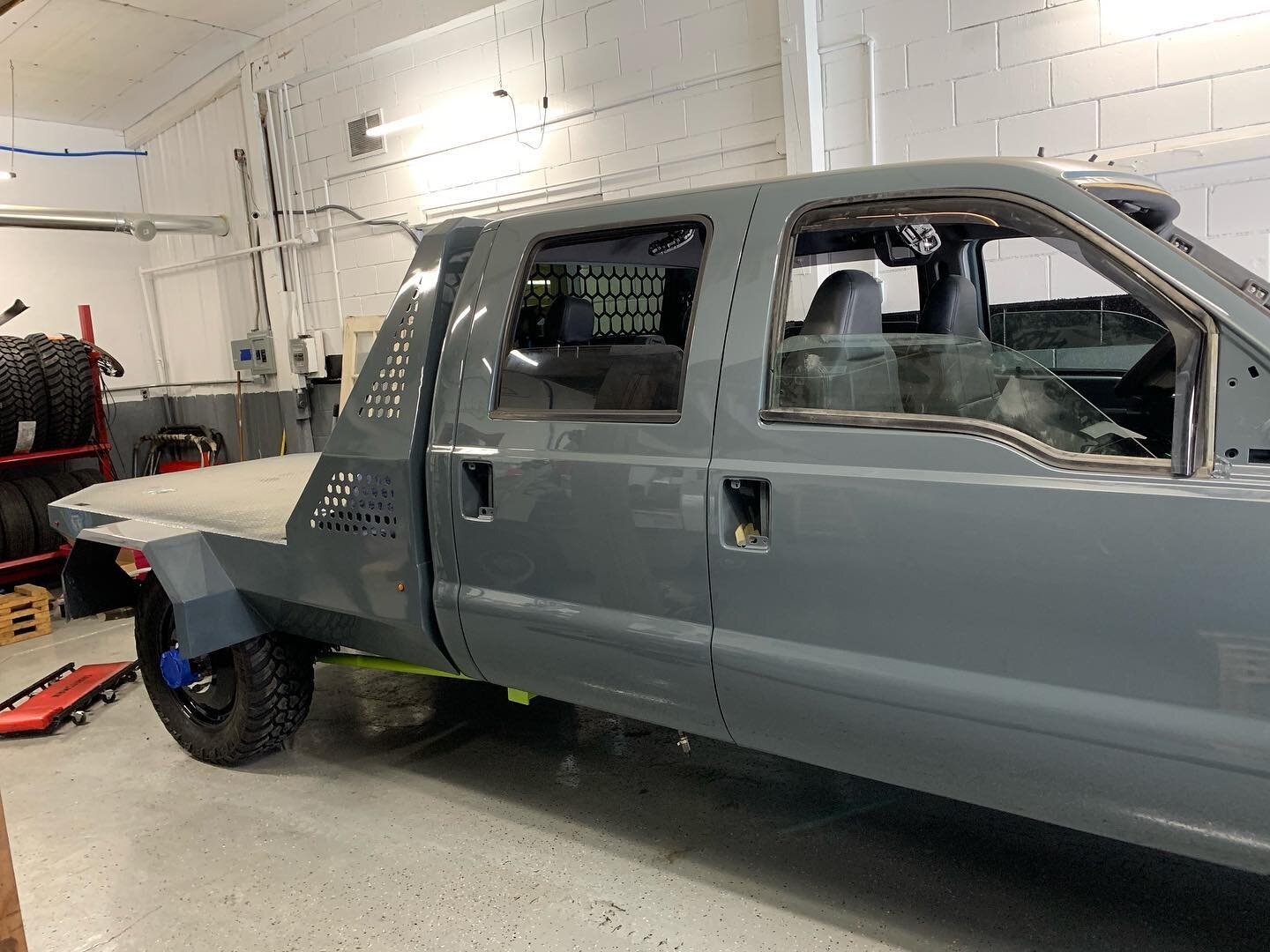 Got the flatbed mounted on the F450. Looks a little silly without the dually wheels in the back but I got something special coming for the wheels. #f450 #fummins #dually #bigwheels #bigwheelduallys #drivenrodncustoms #airride #airliftperformance