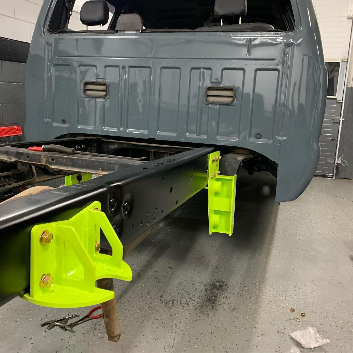 The F450 suspension is going back together. The powder coating was done by @southern_style_llc . It turned out great! Paint was done by @troll_fab #prismaticpowders #cumminsswap #allison1000 #custom #airride #anvil