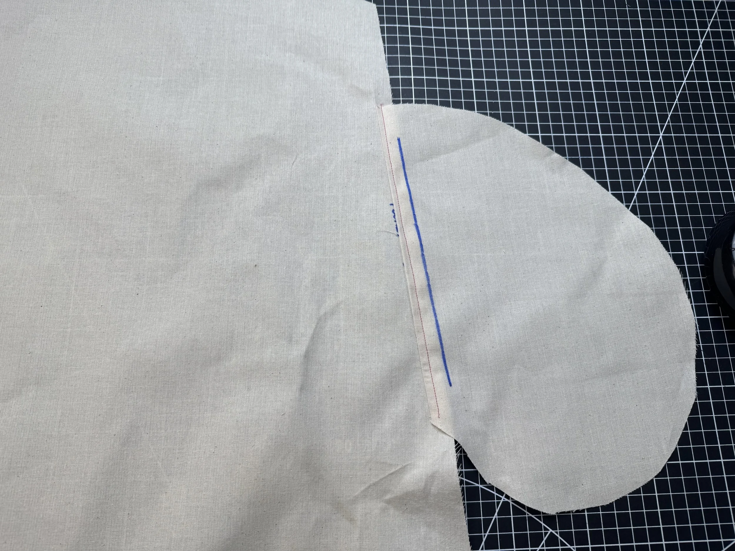  The understitch shown on the right side. 