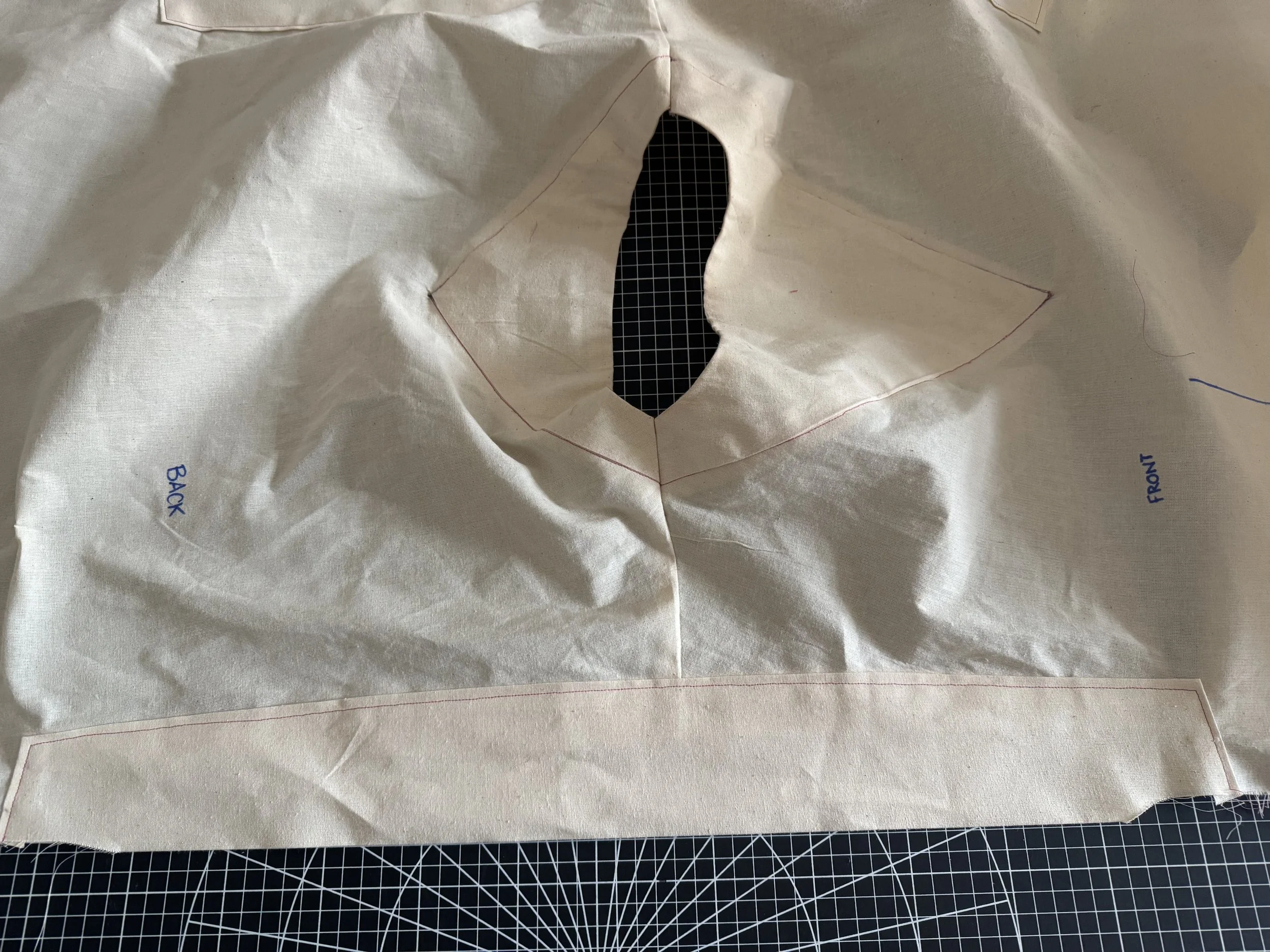  Sew the sleeve, keeping the stitch close to the edge.    Press. 