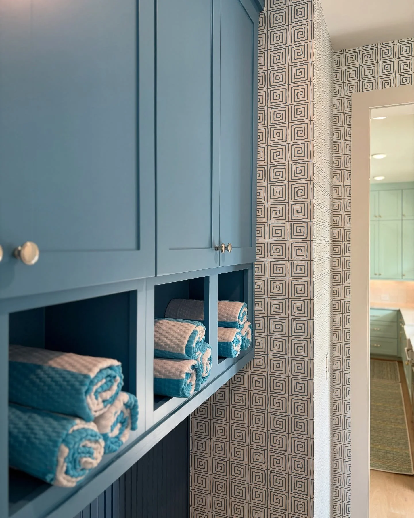 Stacked, rolled, and ready. 💙✨ A pop of pattern meets perfectly folded towels because even the mudroom deserves thoughtful design touches. #Schustagram #Schumacher #schumacherwallpaper 

#pattiperrierdesign #perrierdesign #interiordesignhouston #int
