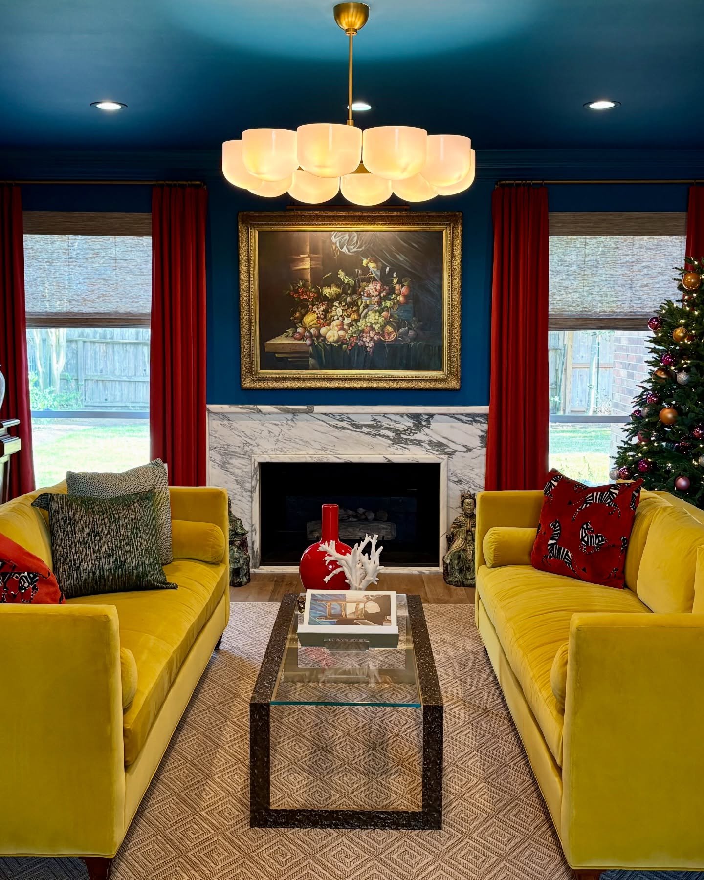 Okay but&hellip; if you&rsquo;re still guilty of having your Christmas tree up, no judgment here 😌🎄Just swap the ornaments for beads because it&rsquo;s officially Mardi Gras season 💜💚💛

Same cozy room, new excuse to celebrate. Let the good times