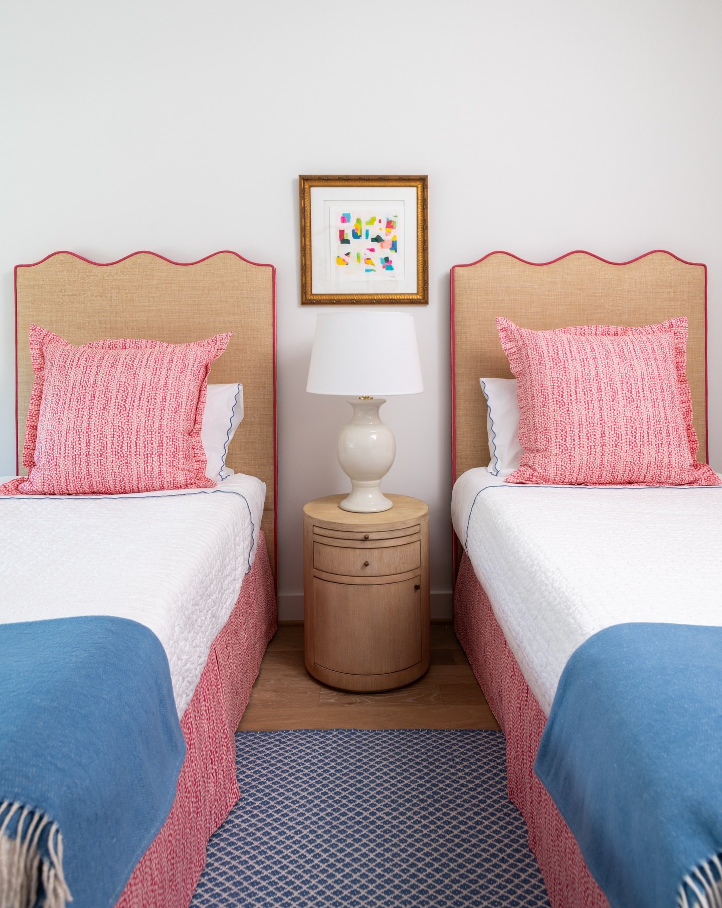 A little Valentine&rsquo;s Day energy, beach house edition 💗
Pink layers, scalloped details, and twin beds that feel playful but polished. This Kemah getaway proves that coastal can still feel cozy, charming, and just the right amount of sweet. #bea