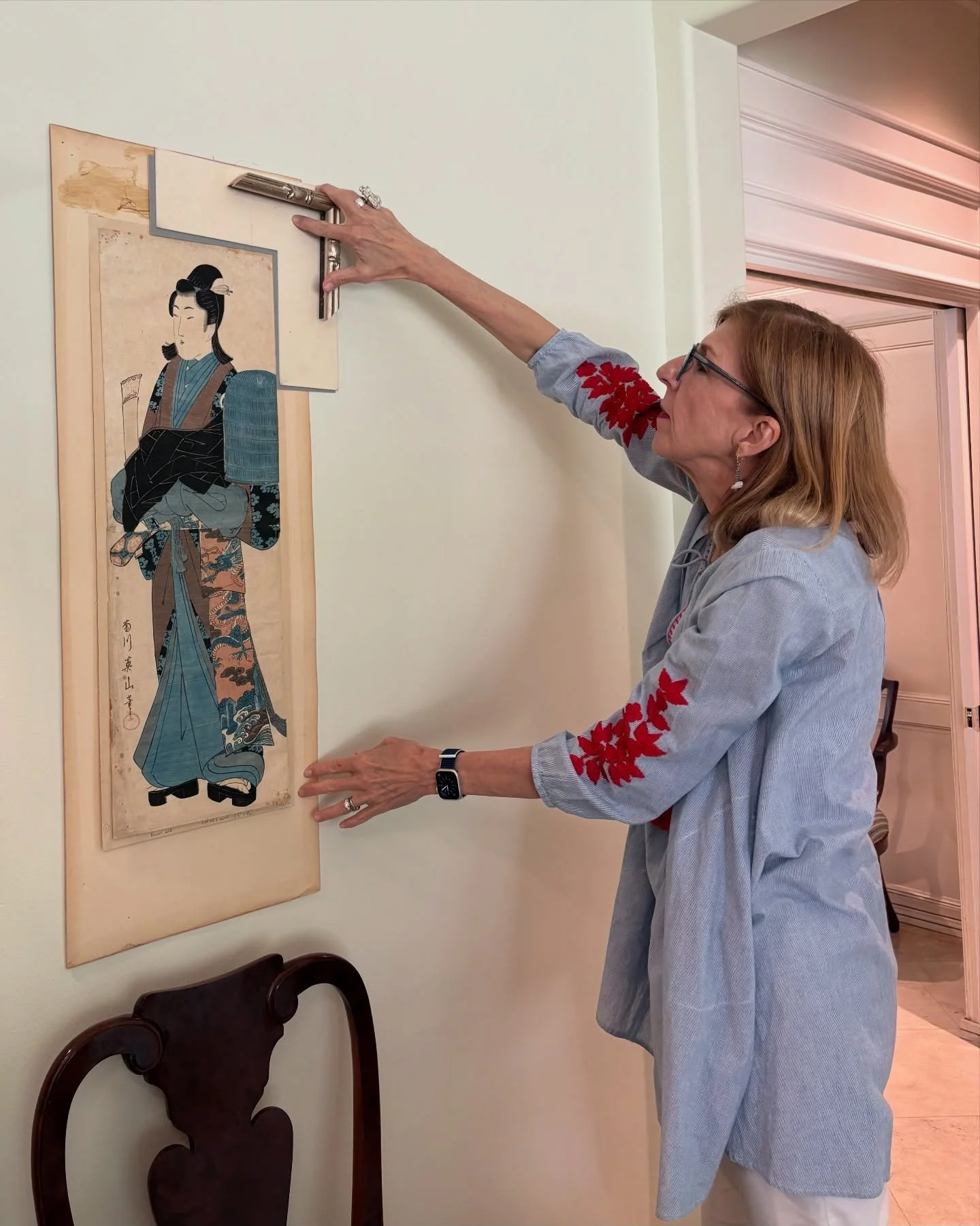 A little behind-the-scenes magic ✨ 

#interiordesign #interiordesignhouston #designer #diningroomdecor #traditionalstyle