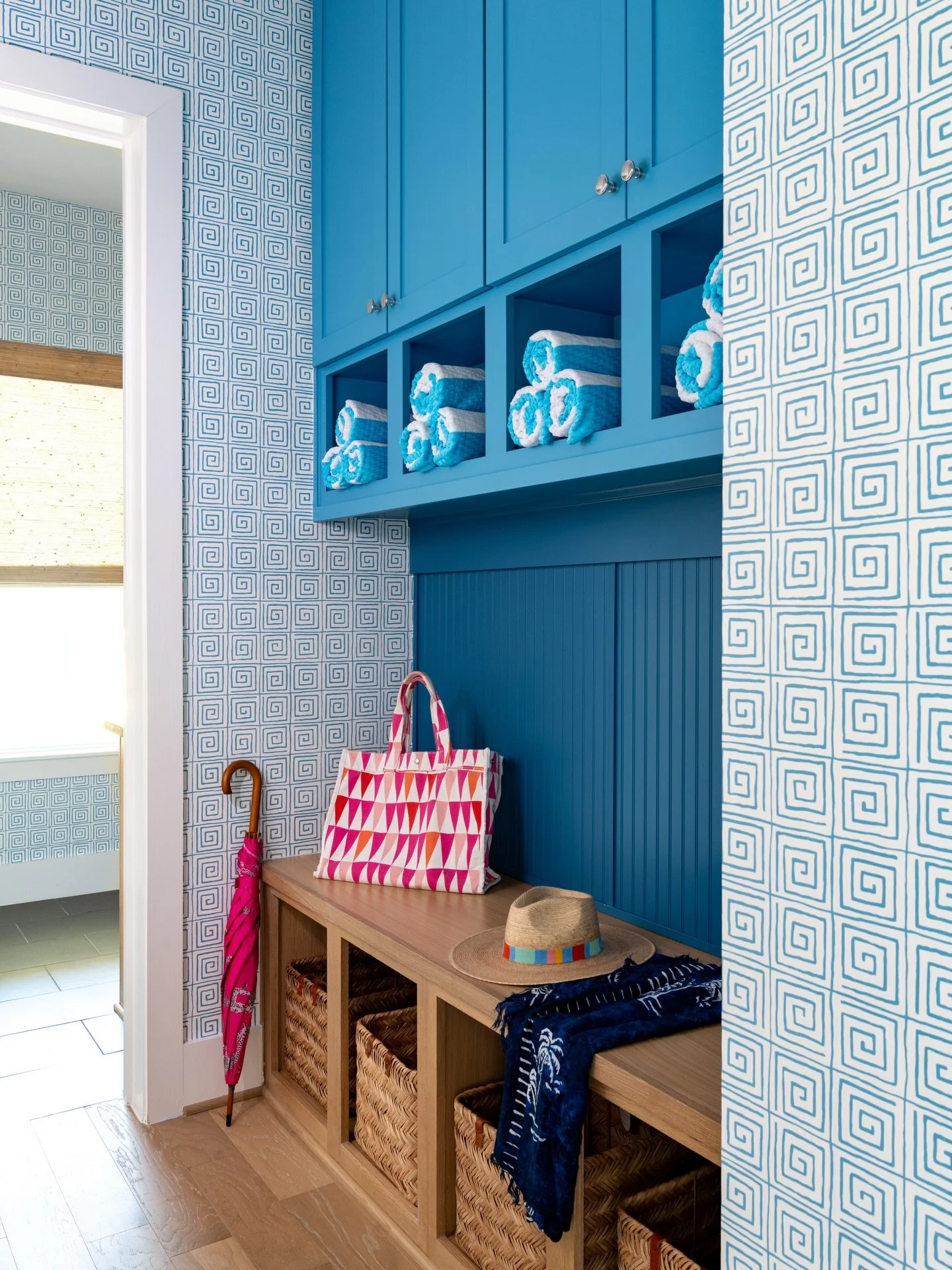 Spring break mode: activated. 🌊

A spot to drop the beach bags, kick off sandy shoes, and grab a fresh towel before heading back out to the water. 

📷: @michaelhunterphoto 

#beachhouse #coastalliving