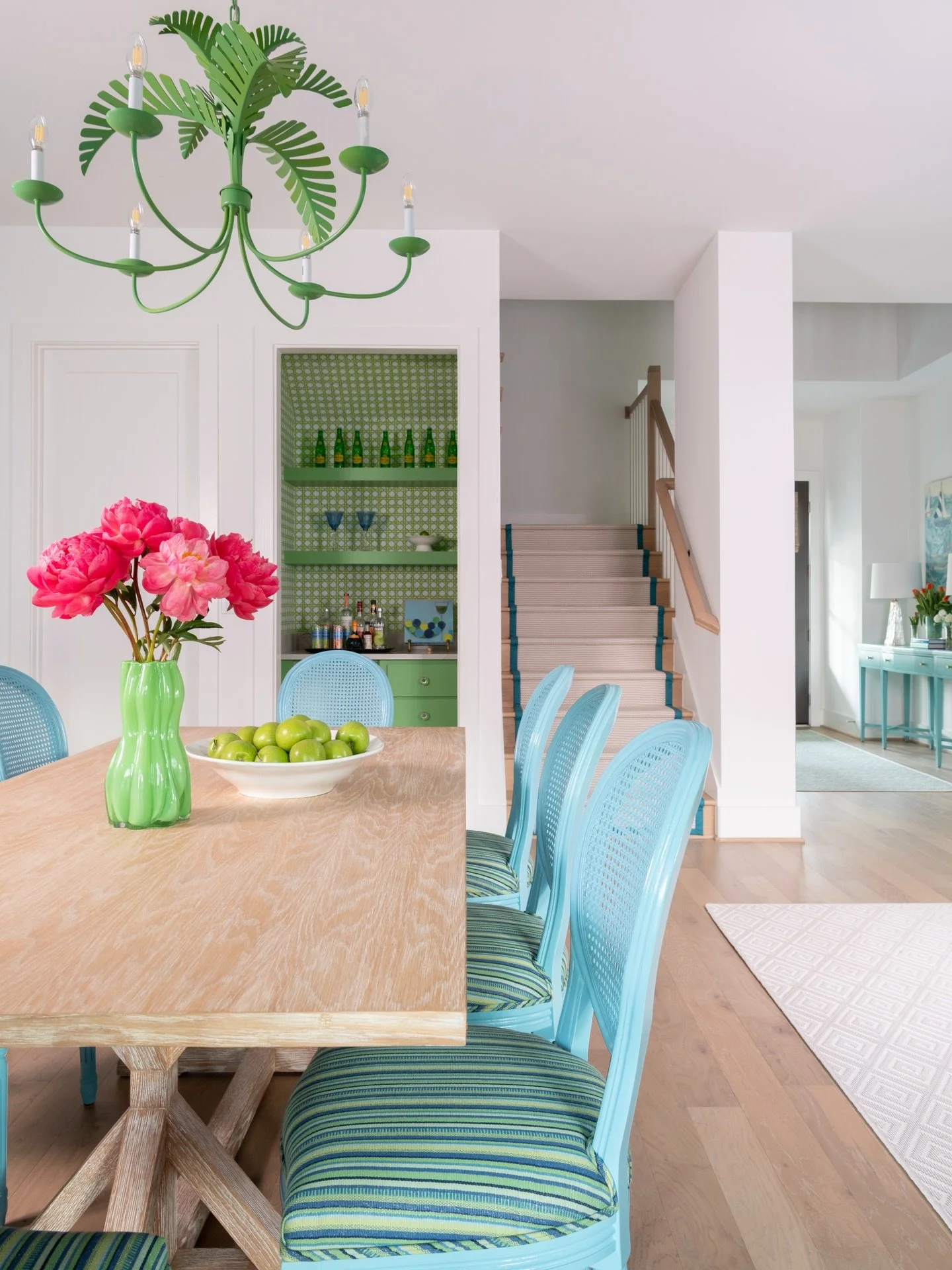 A dining room that doesn&rsquo;t take itself too seriously 🌴

📷: @michaelhunterphoto