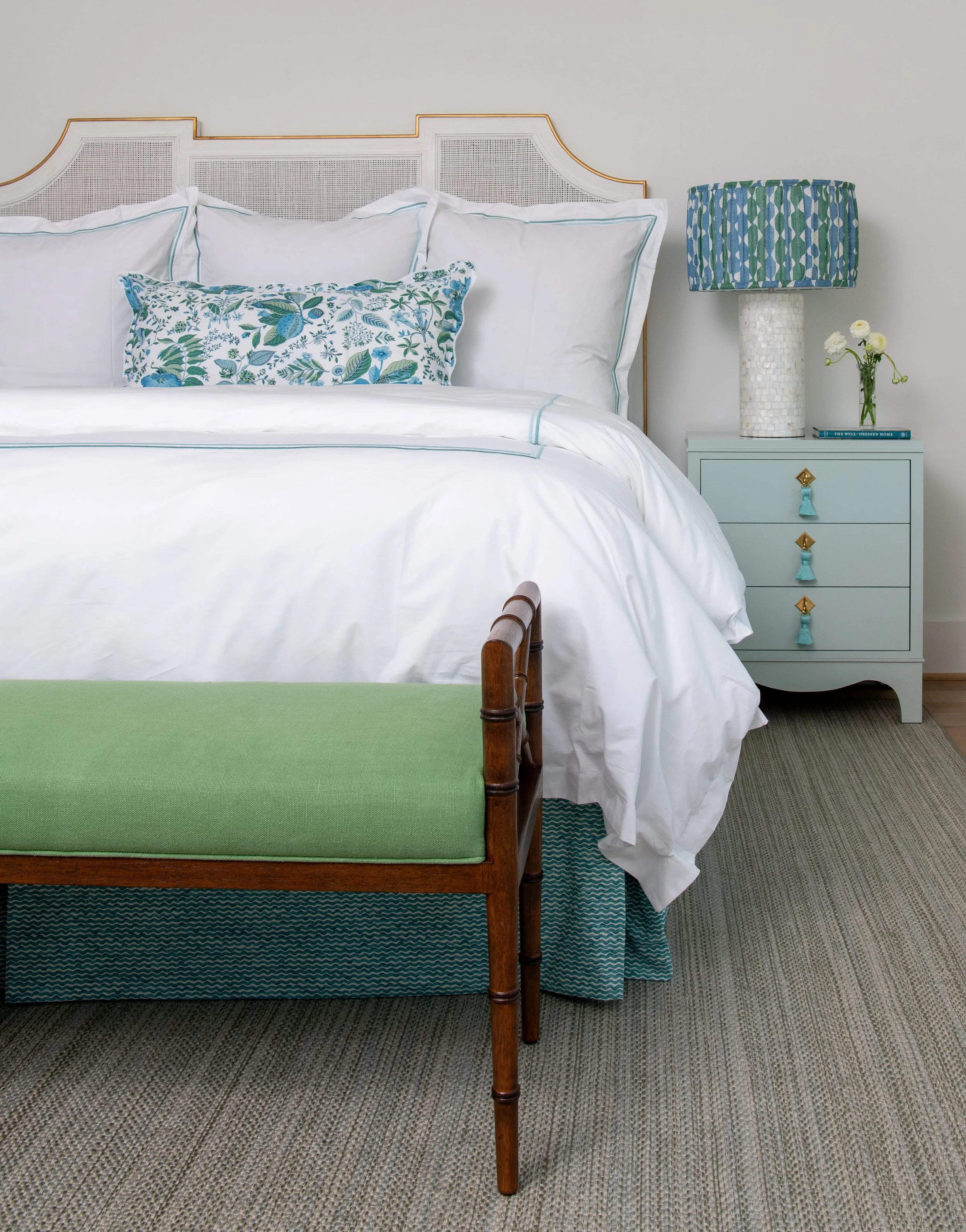 Welcome aboard Captain&rsquo;s Quarters ⚓️🌊

Designed as a soft coastal retreat with polished nautical touches, this beachside bedroom layers crisp Matouk linens, an airy Nantucket headboard, and our favorite rain-washed @oomphhome ￼nightstands fini