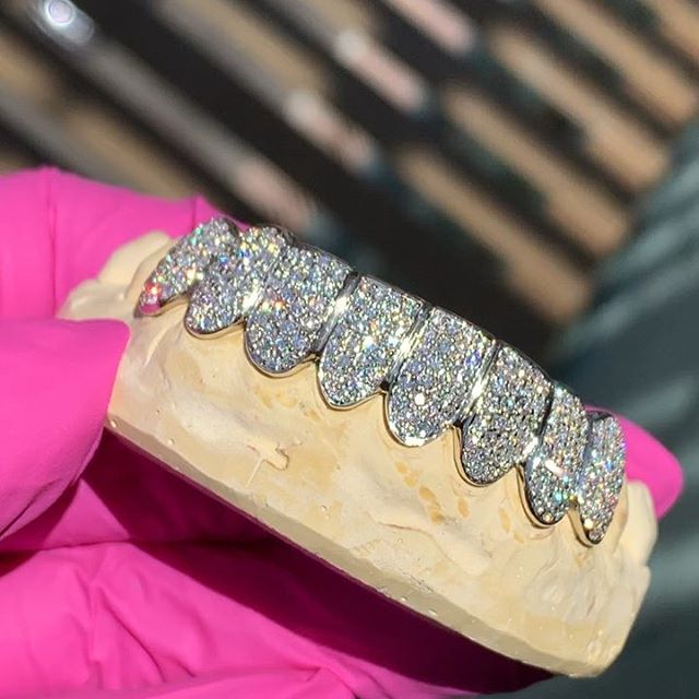 A closer look at the #grillz that come with every purchase of the @eatmottst x @christycash x @complexcon #5KBurger!
&mdash;
Each grill will be custom fitted &amp; fully flooded in VS #diamonds. You will also get a choice of 14k yellow, rose, or whit
