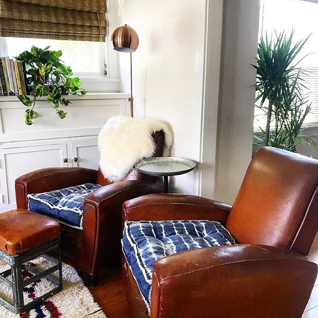 Realistic Friday. As a designer, I spend countless hours on projects and designing fun beautiful spaces. Unfortunately, my own home sometimes takes the back burner π€·πΌββοΈ BUT, I am in full swing GET SHIT DONE mode over here to give a little fall revamp. I bought some plants, send prayers ππΌ Our vintage club chairs are SUPER worn in and I came across these cute batik outdoor cushions that fit like a glove and allowed me to do what I originally wanted to do with these chairs when I first bought them! Thank you @homegoods Now you can get out of the chair without needing assistance! Progress people, progress.