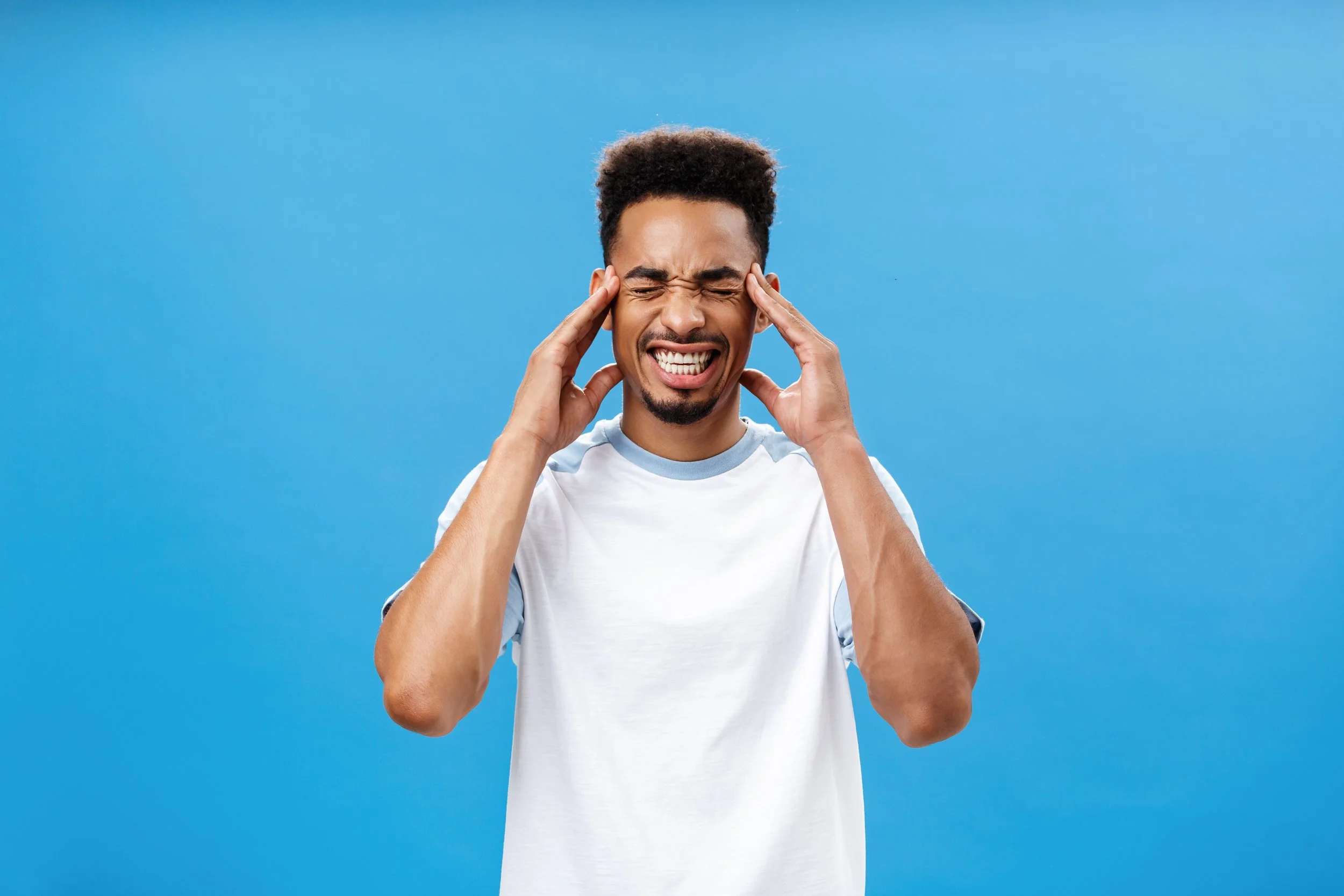 freepik mind-goes-crazy-from-irritating-thoughts-portrait-intense-handsome-african-american-bearded-man-with-afro-haircut-clenching-teeth-closing-eyes-holding-temples-suffering-from-mirgaine-headache.jpg