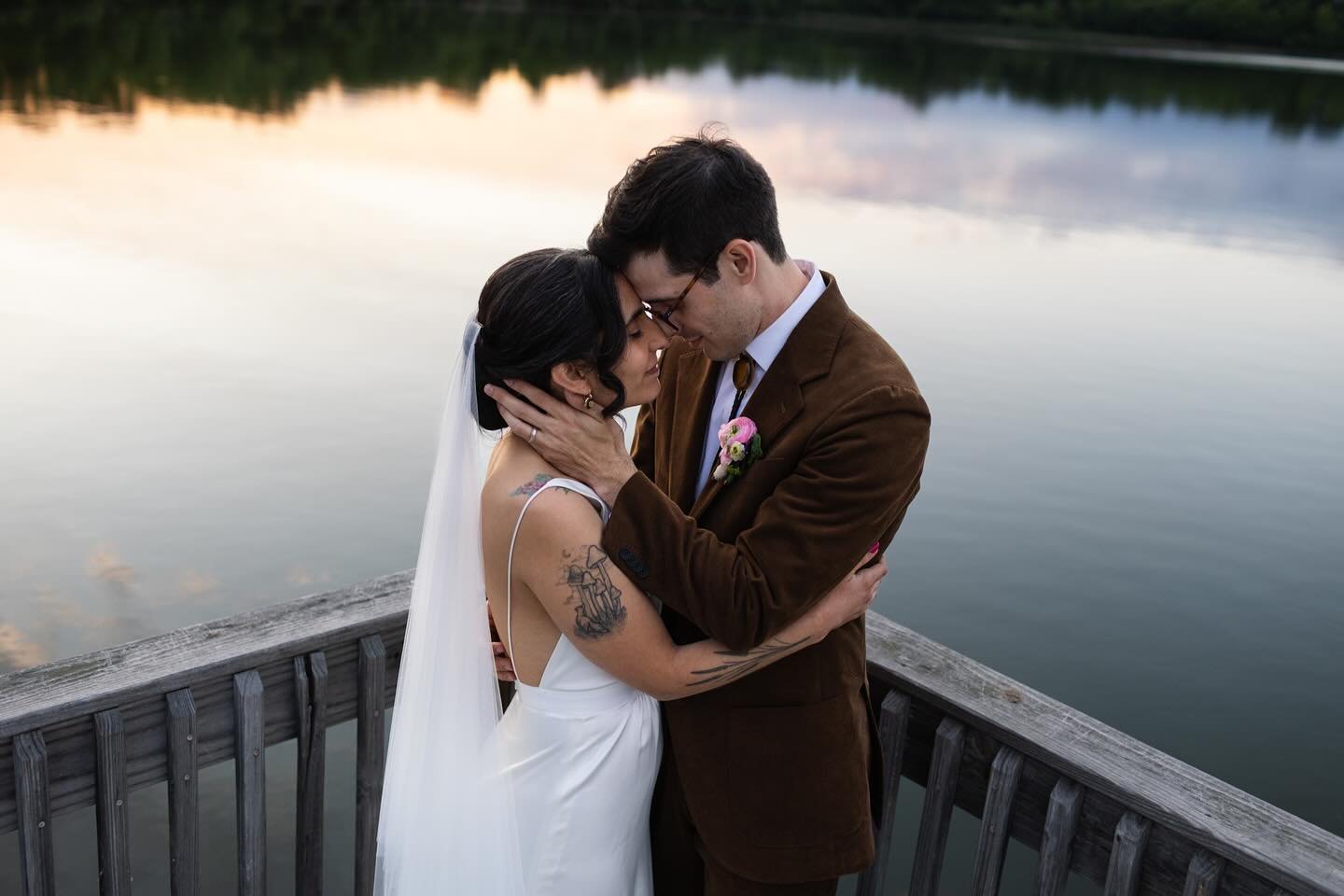 Discovery Center sunset with Rachel &amp; Dom ✨

___

#discoverycenterwedding #discoverycenterphiladelphia #queerphotographerphilly #pennsylvaniaisbeautiful