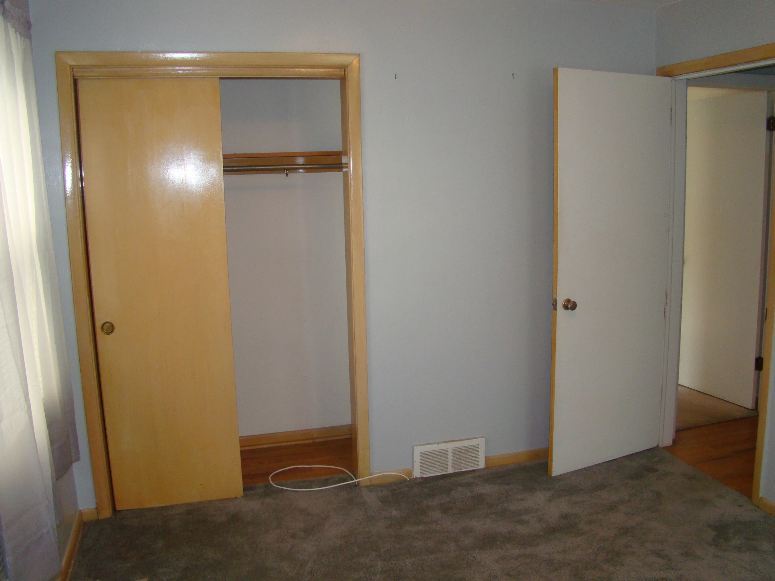 1439 _bedroom _2.JPG