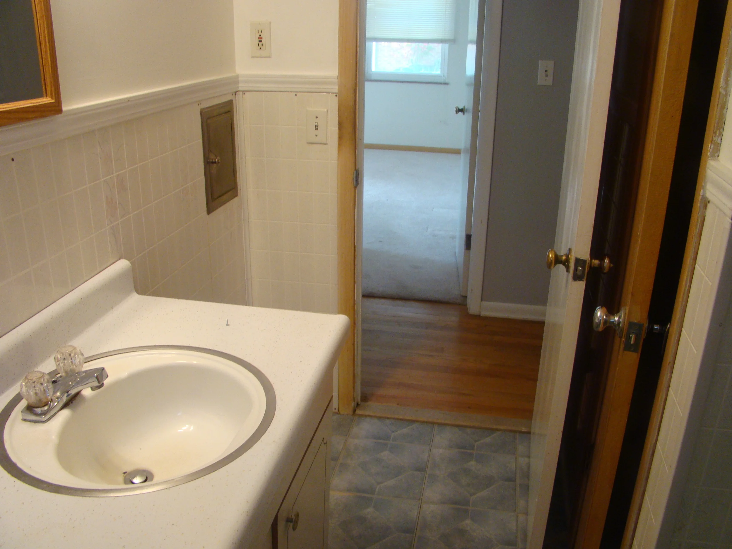 1439 _bathroom _2.JPG