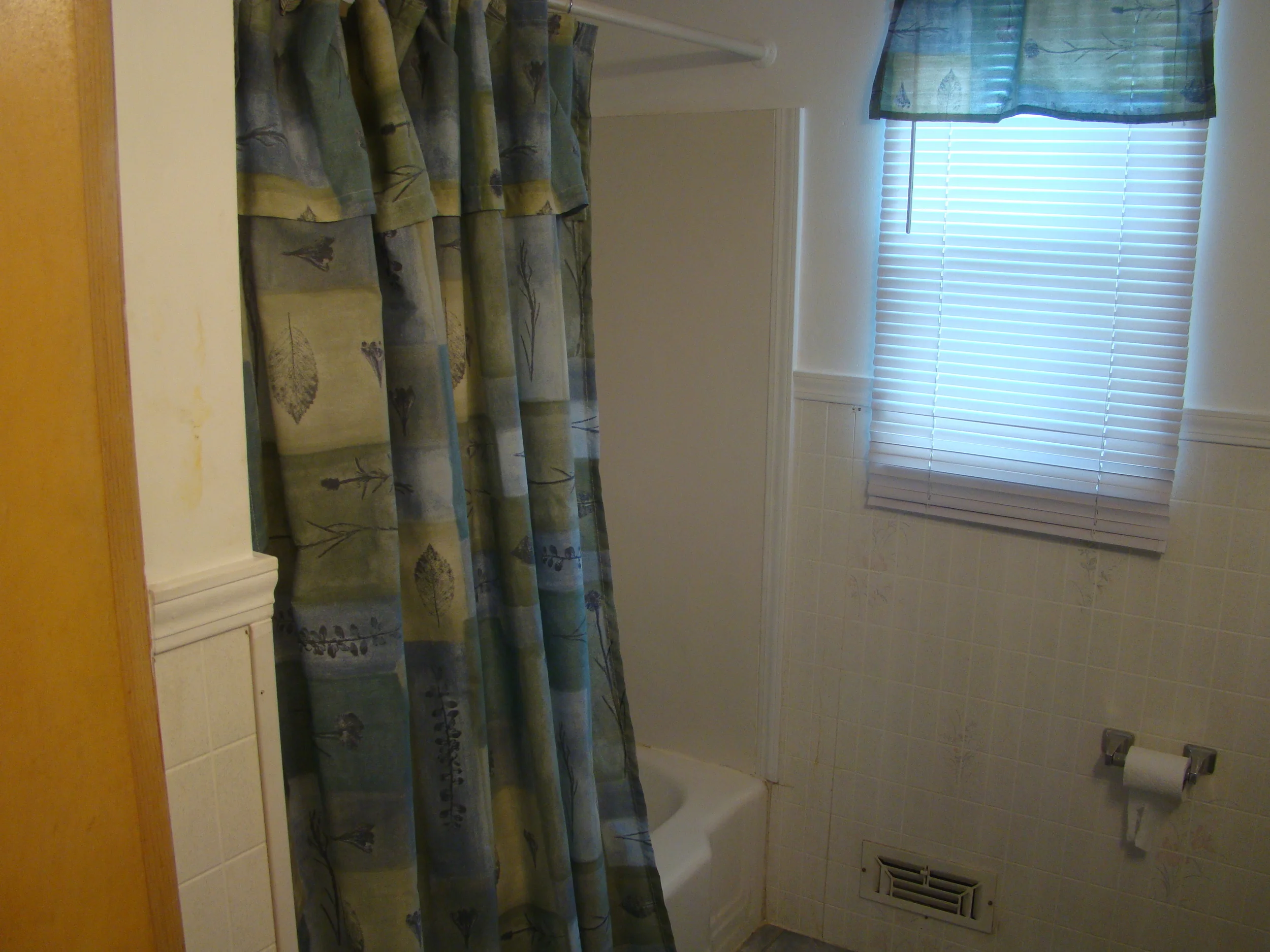 1439 _bathroom _1.JPG