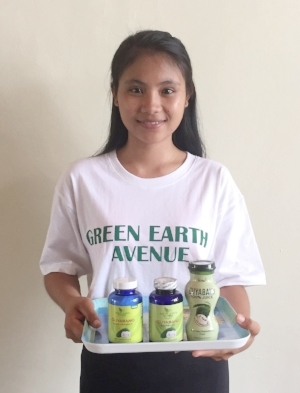  Rina with some of the Guyabano products