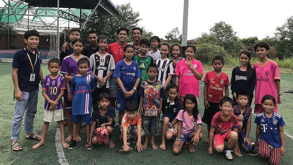 This is the Sensok Football team training with Cambodian National Team and Svay Rieng player @pidorsamoeun - not the one from Chanthy’s story - Please count the girls.
