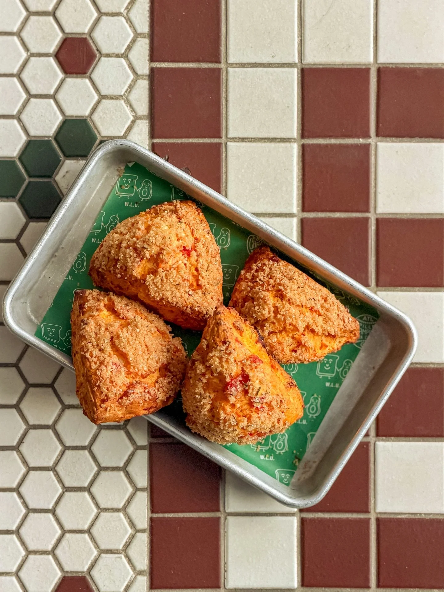 Happy monday, gorgeous people&hellip;

Today is the day, something new for the rotation:
tomato cotija scones 👉sweet + savory, finished with rosemary sugar.

made to go with your coffee.
available everywhere except ponce location 🫶