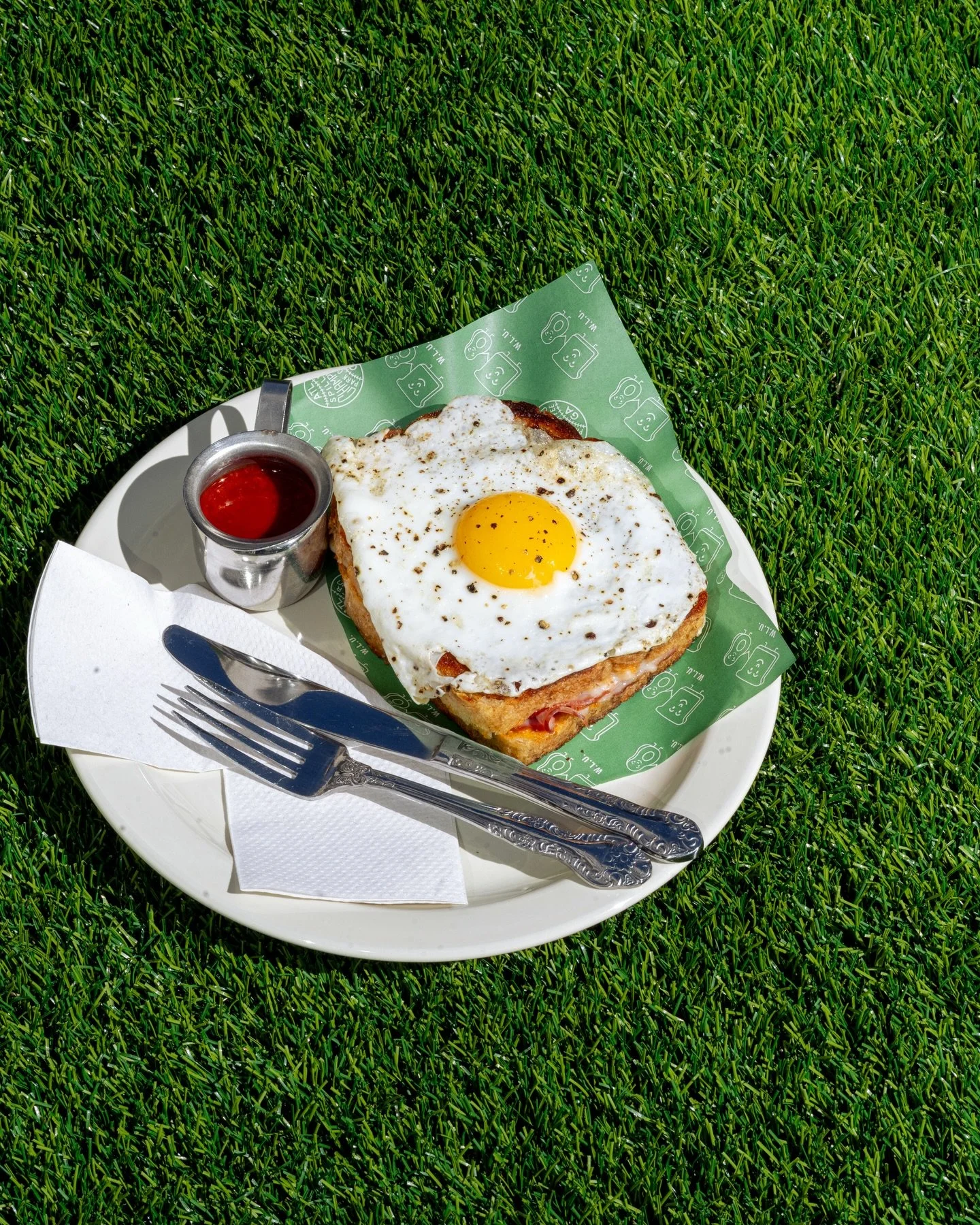 If you worked all week just to eat mid on friday&hellip; couldn&rsquo;t be us. 

You deserve The Hat Trick
stacked, melty, runny egg on top
arbol sauce on the side

Serving up at Midtown 😎