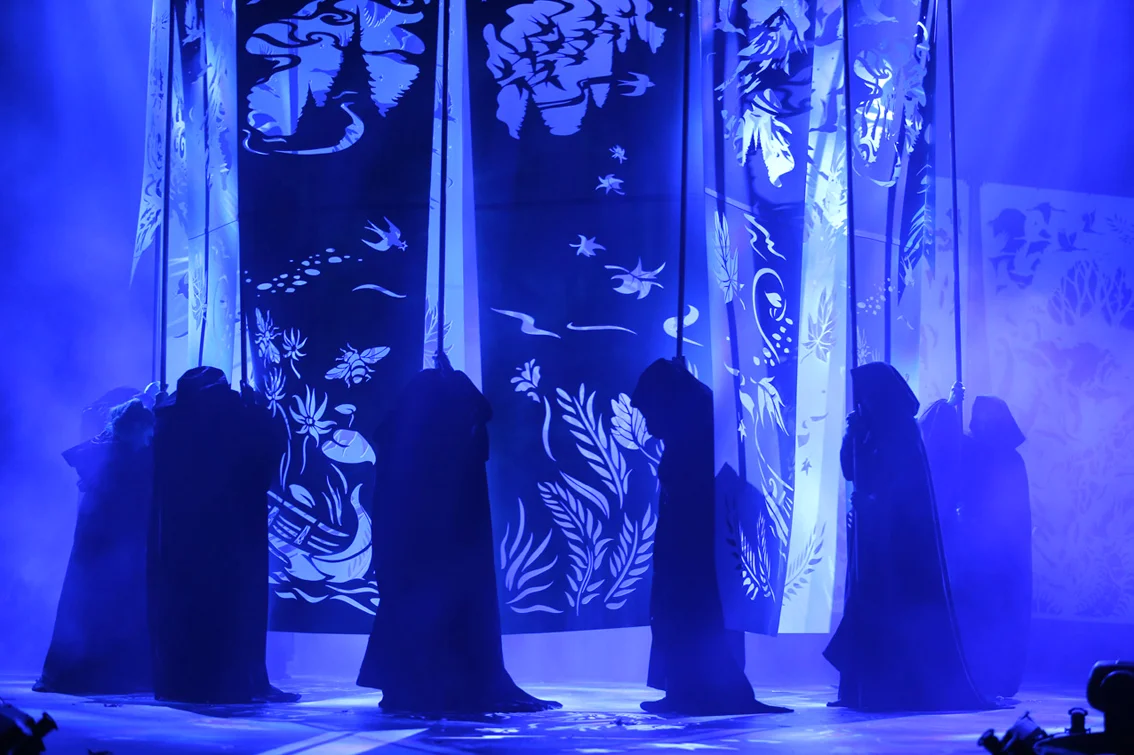  Druids bringing in the WOW set in 24 separate panels 