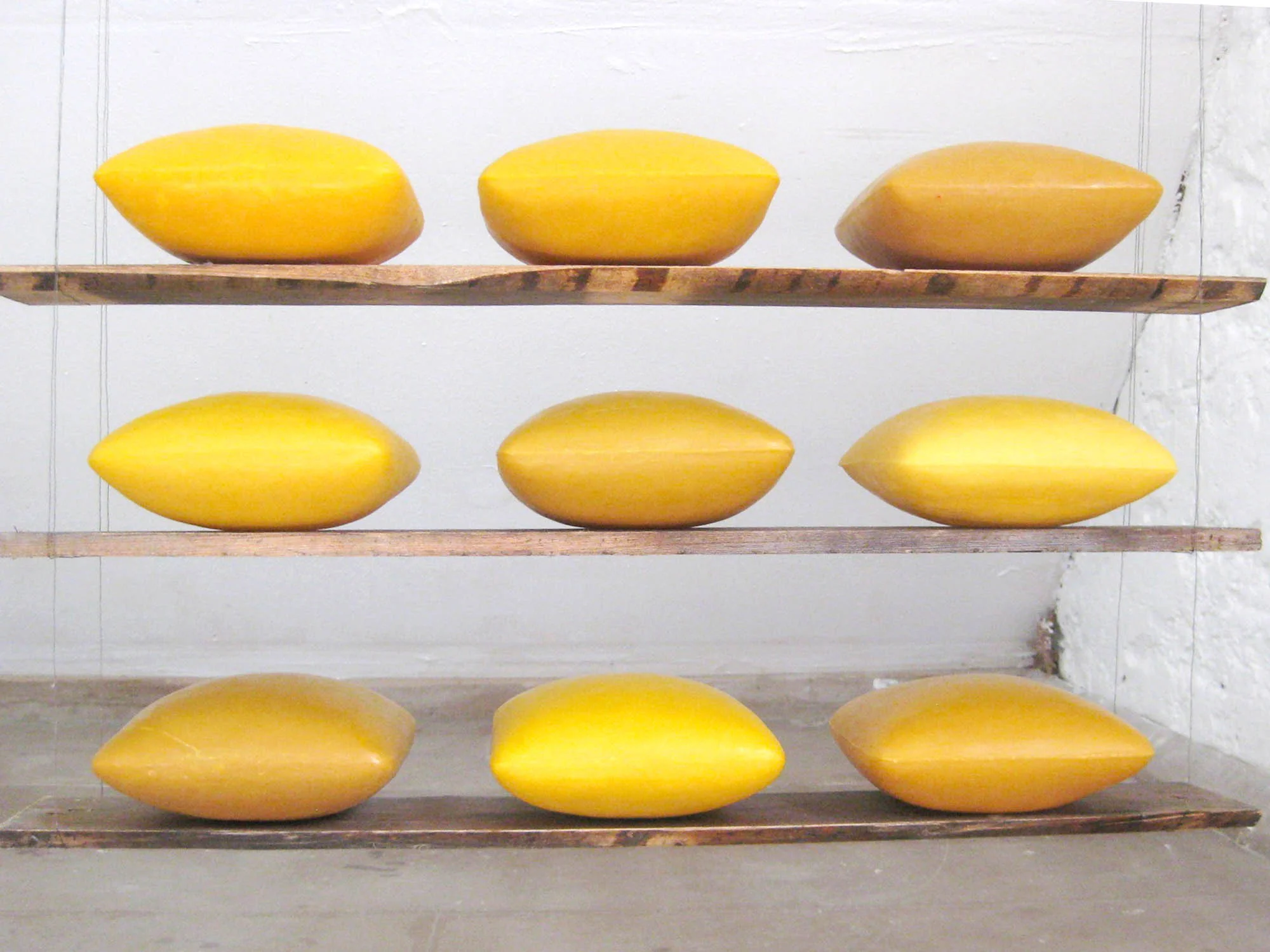 Rita Maria Linke. Bienenhaus 2012. Bienenwachs, Holz, Draht.