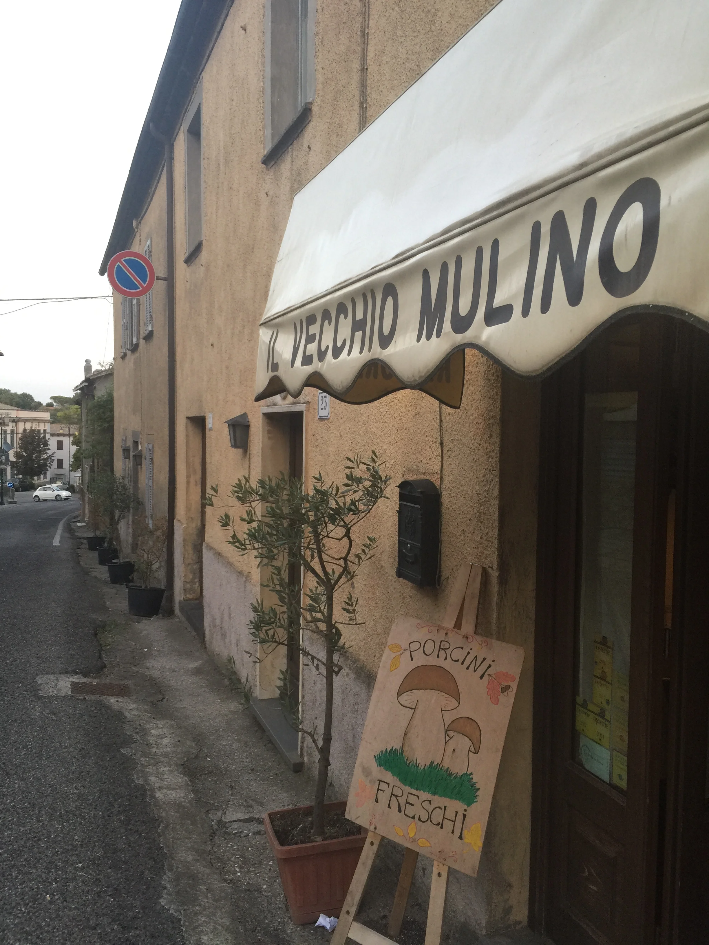 The quaint restaurant Il Vecchio Mulino along Lubriano's main street serving fresh mushroom dishes also pairs them with some of the best vintages of Antinori wines. Great in value as well!&nbsp;(Photo credit: Sumi_Sumilier). D'amico's guest house adjacent to the restaurant charmingly tucked away. &nbsp;(Photo credit: Sumi_Sumilier)