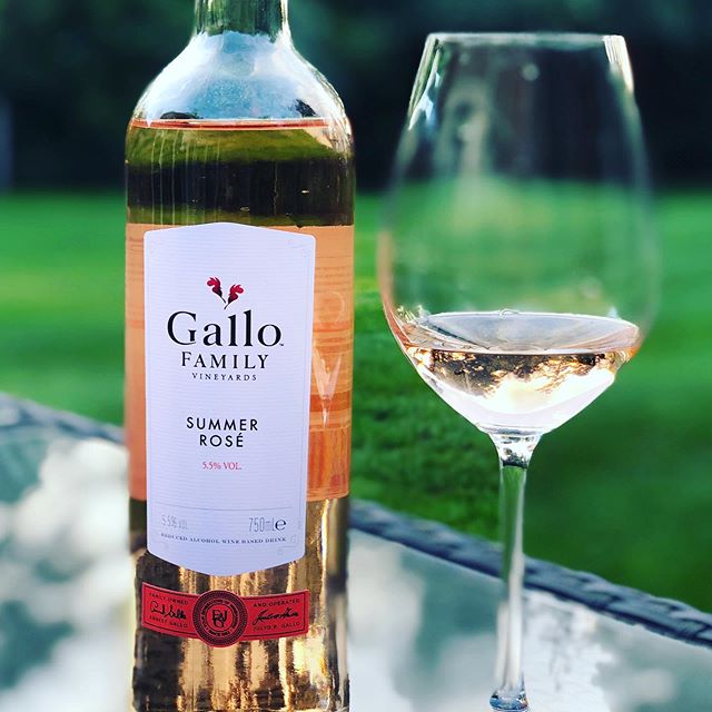 Example of low 5.5 % abv (alcohol by volume) achieved via dealcoholisation. Rose notes on the nose, lemon with strawberry 🍓 , goji berries on the palate and medium dry finish. Interesting example of reduced alcohol versions introduced by @lifeatgallo #alcoholinmoderation #summerwine
.
.
.
#sumiliertasting #winelover #wines #winestagram #instawines #winestory #wineoftheday #lowalcohol #rosewines #summerrose