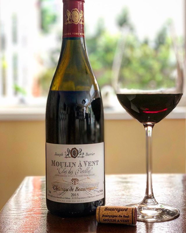 I insist it's still summer ☀️!! Intensely perfumed #beaujolais #moulinavent #closdeperelles. Fruity yet intense and deep ruby coloured with soft and sublime tannins @chateau_de_beauregard_officiel. Warm vintage, equally crisp acidity. Pair with grilled white meats or with vegetable lasagna and salad. Bright and very enjoyable!
.
#beaujolaisday #revivebeaujolais
.
.
#sumiliertasting #wine #instawine #gamay #grape #beaujolais #winestagram #winelover #winetasting #winetime🍷 #wineoclock #summerwine #tuesdayvibes