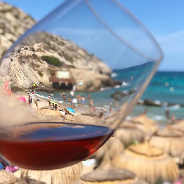 Seeing the world through a wine lens. One of the pioneers of quality wines in #Mallorca, @vinosferrer Jose Luis Ferrer still lives up to it's indigenous recipe of using authentic grapes in their wines. In this deep salmon turning ruby #roséwine the producer has used a blend of local mallorcan #grapes Mantonegro, Callet, Tempranillo along with locally grown Cabernet Sauvignon & Syrah. The colour may say one thing, but the wine is still on the lighter side, with soft and supple tannins perfect to suit #summerroasts lightly grilled. This... against the blue sea landscape is meant to cool off the hot breeze #summerwine #beachwine. Drink it young @vinos.ferrer
.
.
#labourday #summertime
.
.
.
#sumiliertasting #wines #winetasting #winestagram #mallorca🌴 #beachwine #instavino #grapesofspain #vino #travelphotography #beachtime #sundaystory
