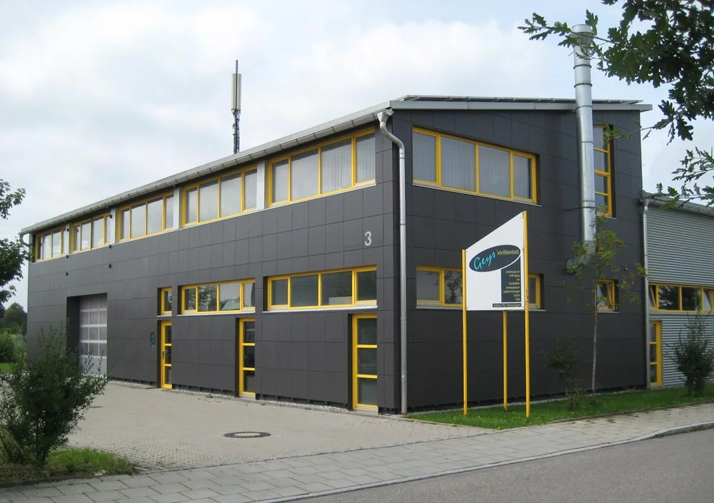 In der modernen Werkstatt setzen die Schreinermeister Ihre Ideen rund um Innenausbau, Messedisplays, CNC-Technik und Ideenbau um.