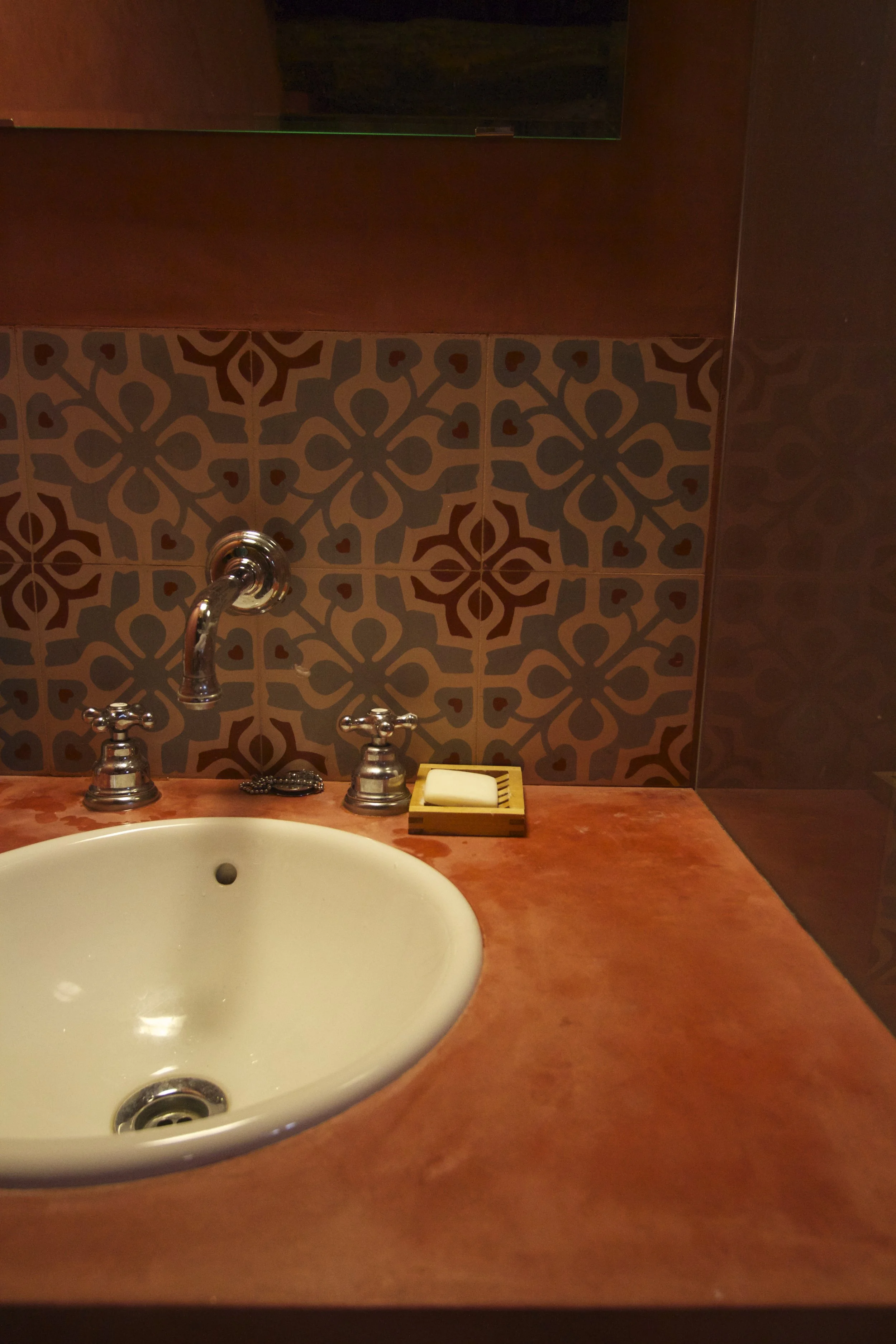 Tadelakt style bathroom