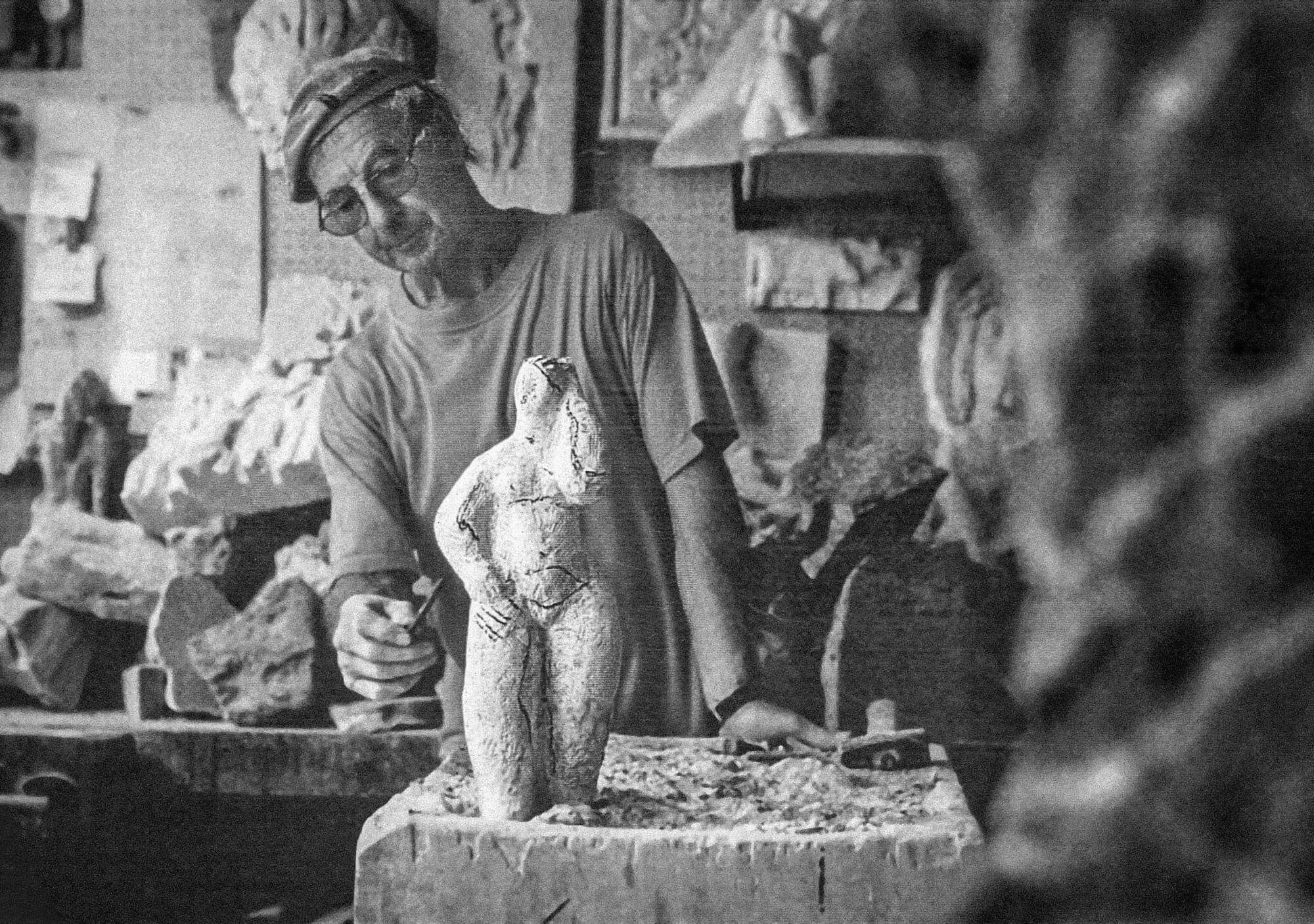 Ernst von Wyl in seinem Atelier