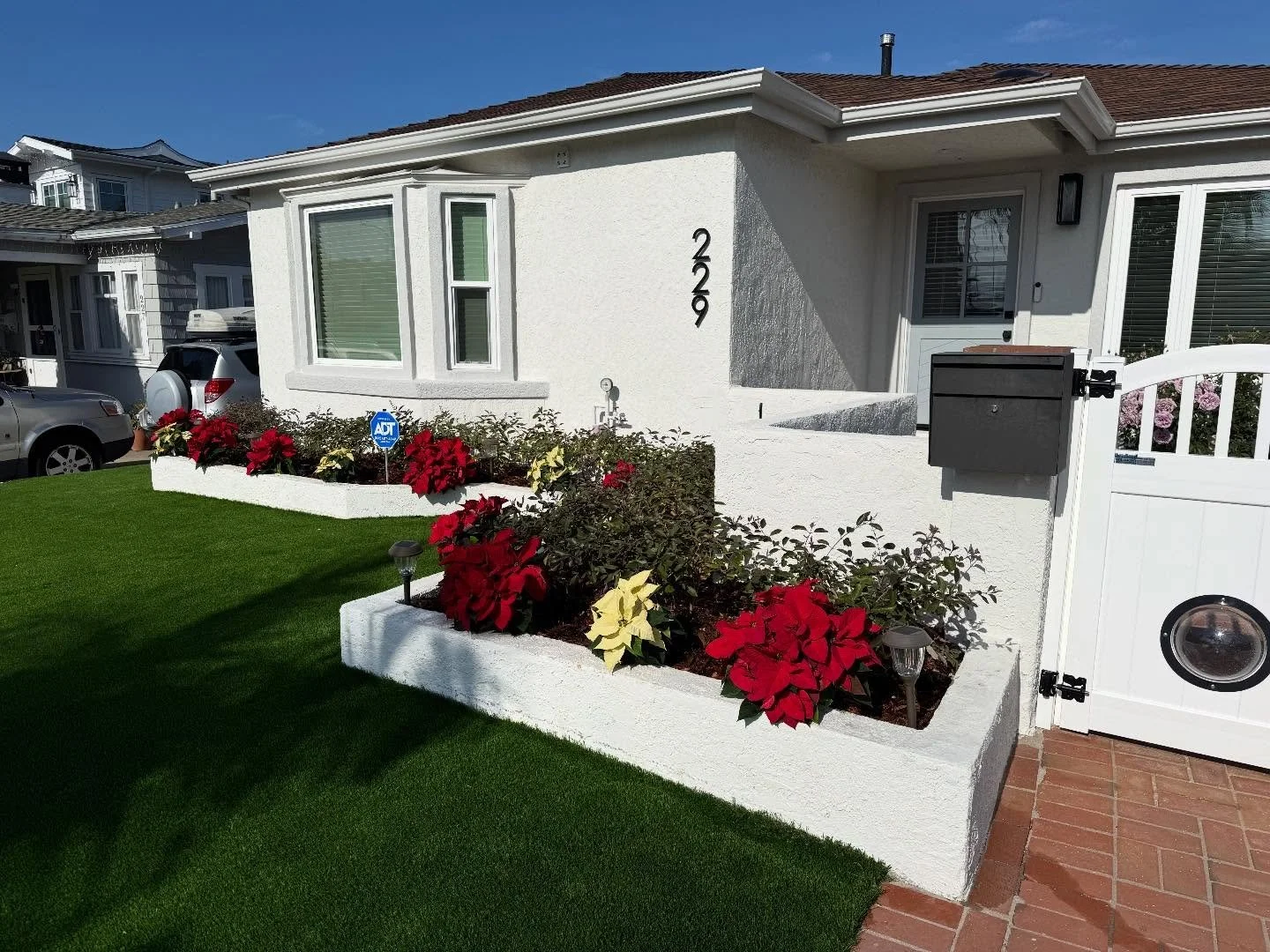 The avenues are ready for the holidays! 🎄🎅🏼

🌿Lisa&rsquo;s Garden Therapy

#lisasgardentherapy #southbaylandscaping #redondobeachlandscaping