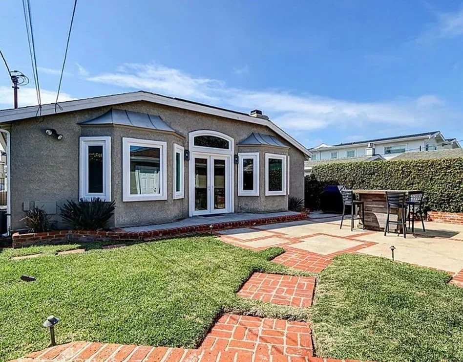 Before it was just grass&hellip; now it&rsquo;s giving charm 🌿✨
We swapped out the lawn for lush synthetic turf, added a pretty stone wall for some depth, and filled the front planter with DG and dreamy lavender agave 💜 On top, we planted sweet Ara