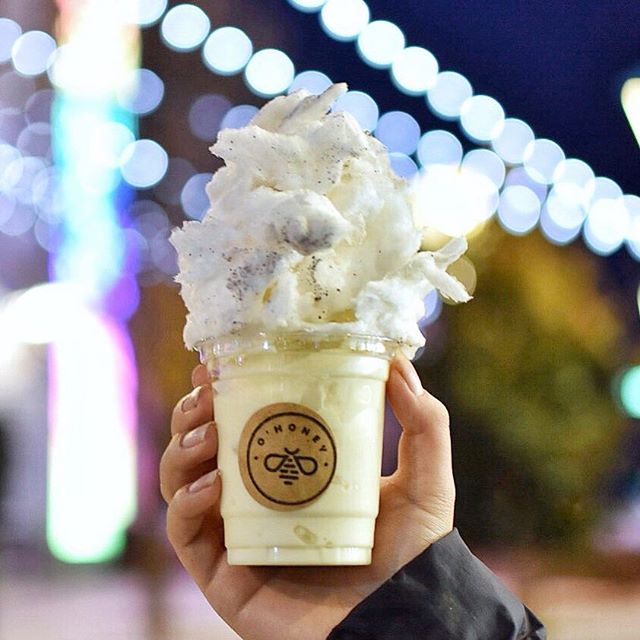 Ice cream is better when topped with cotton candy!

Milk soft serve 🍦 with our Cookies &amp; Cream cotton candy from @ohoneysweets.

#cookiesandcream #icecream #sugarandspun