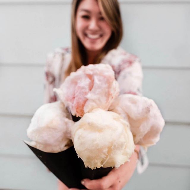 Happy Valentine's Day 💞 Gift your sweetie some sweets! 💐🍭 photo cred 📸: @tinastastytravels

#happyvalentinesday #sugarandspun
.
.
.
.
.
#valentinesday #cottoncandybouquet #bouquet #cottoncandy #lifeissweeter #lifeissweet #gourmetcottoncandy #orga