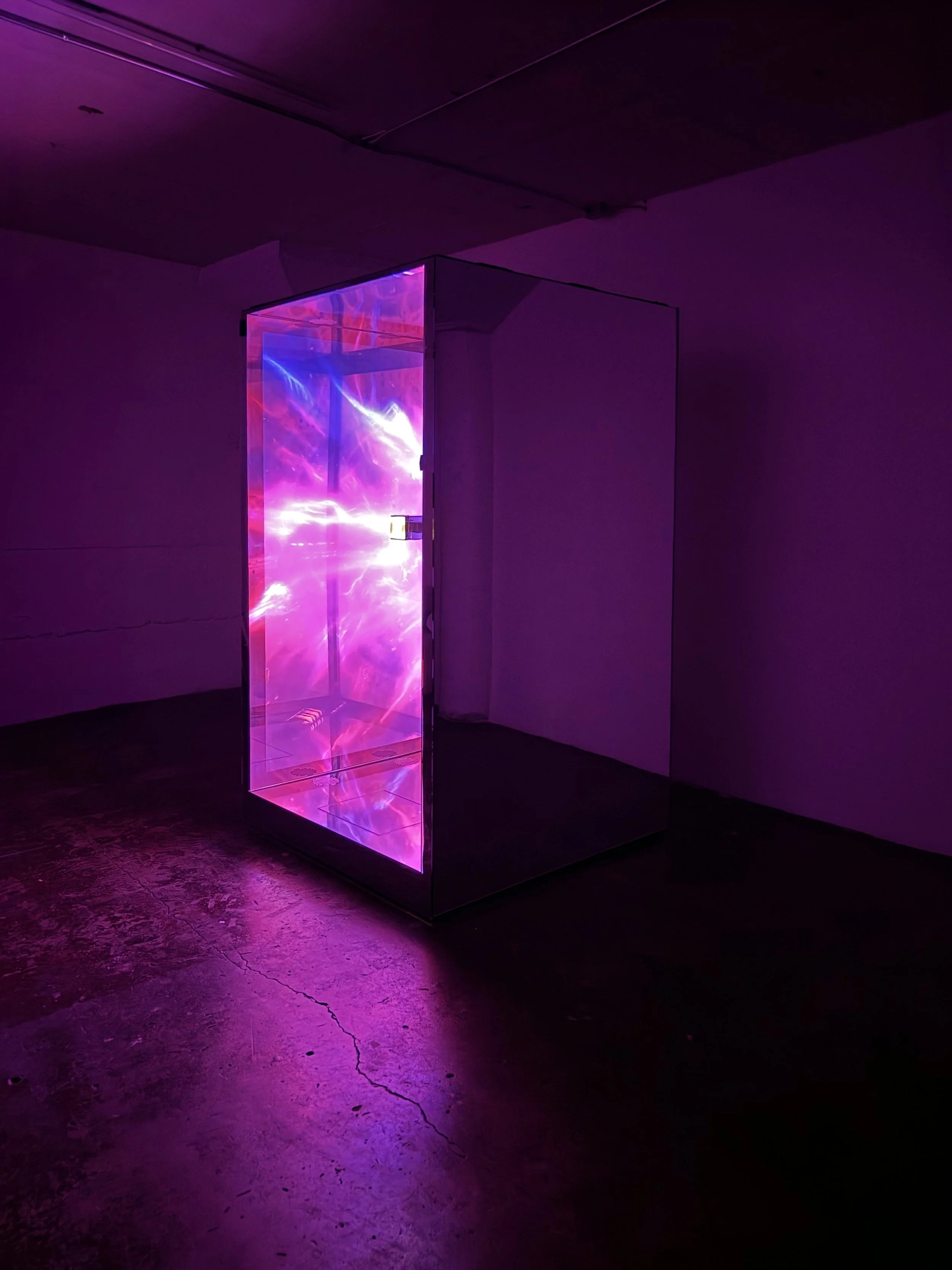 QUANTUM, 48×48×86”, Video, Plexiglass, Aluminium, Equipment, 2026