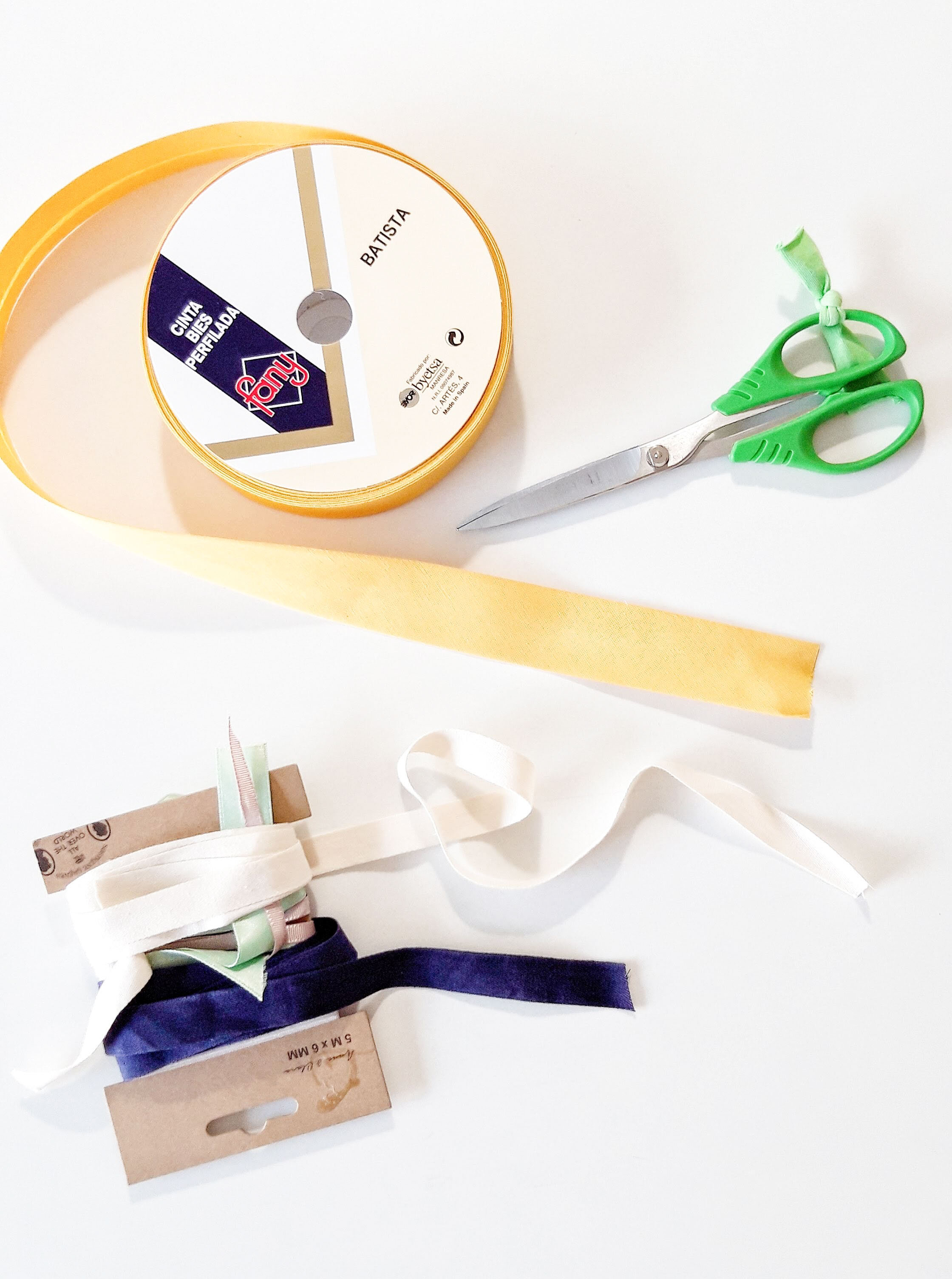 Como hacer cinta bies  Cinta al bies, Tutoriales de costura fácil,  Proyectos de costura para principiantes