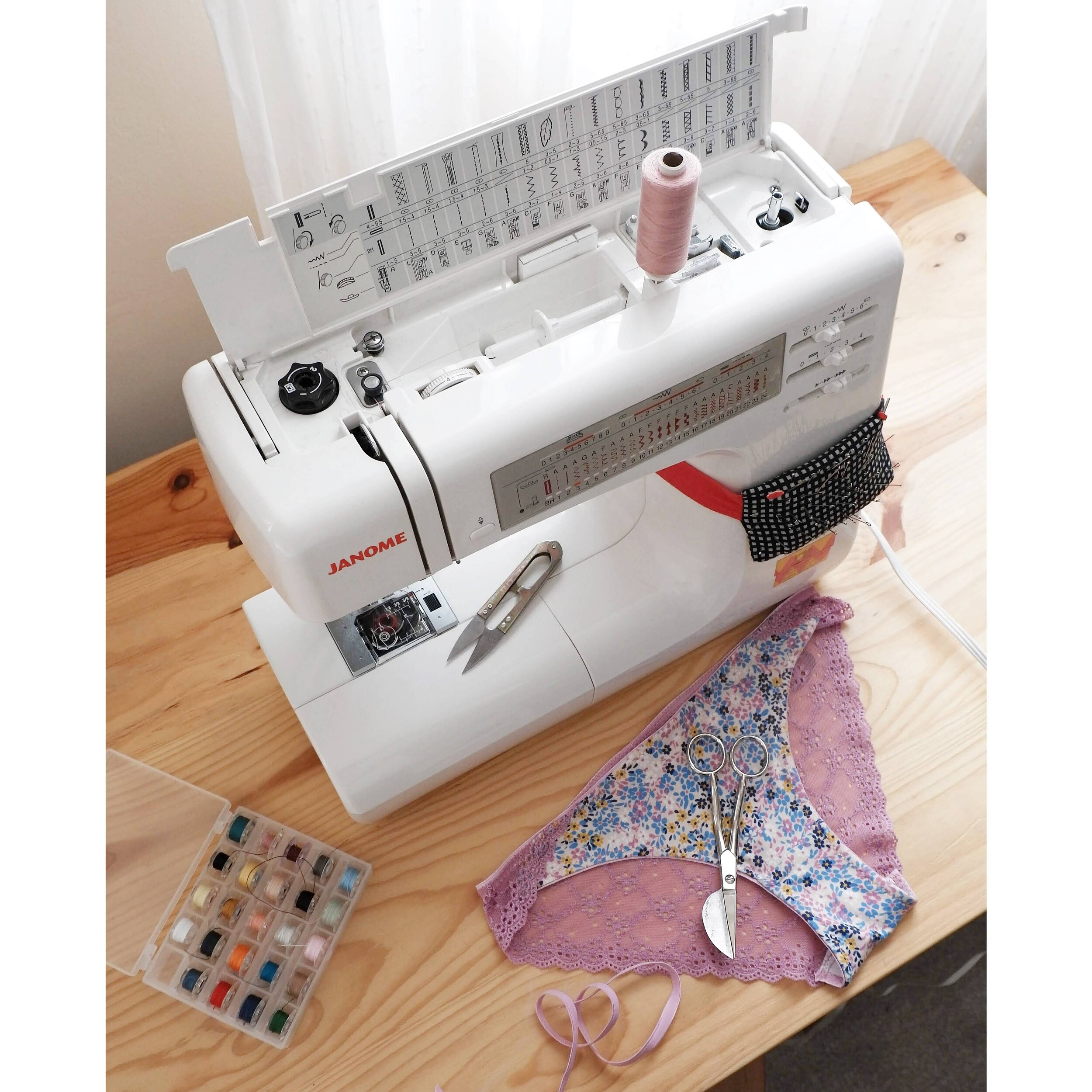 Máquina de confección para coser lencería o ropa interior 