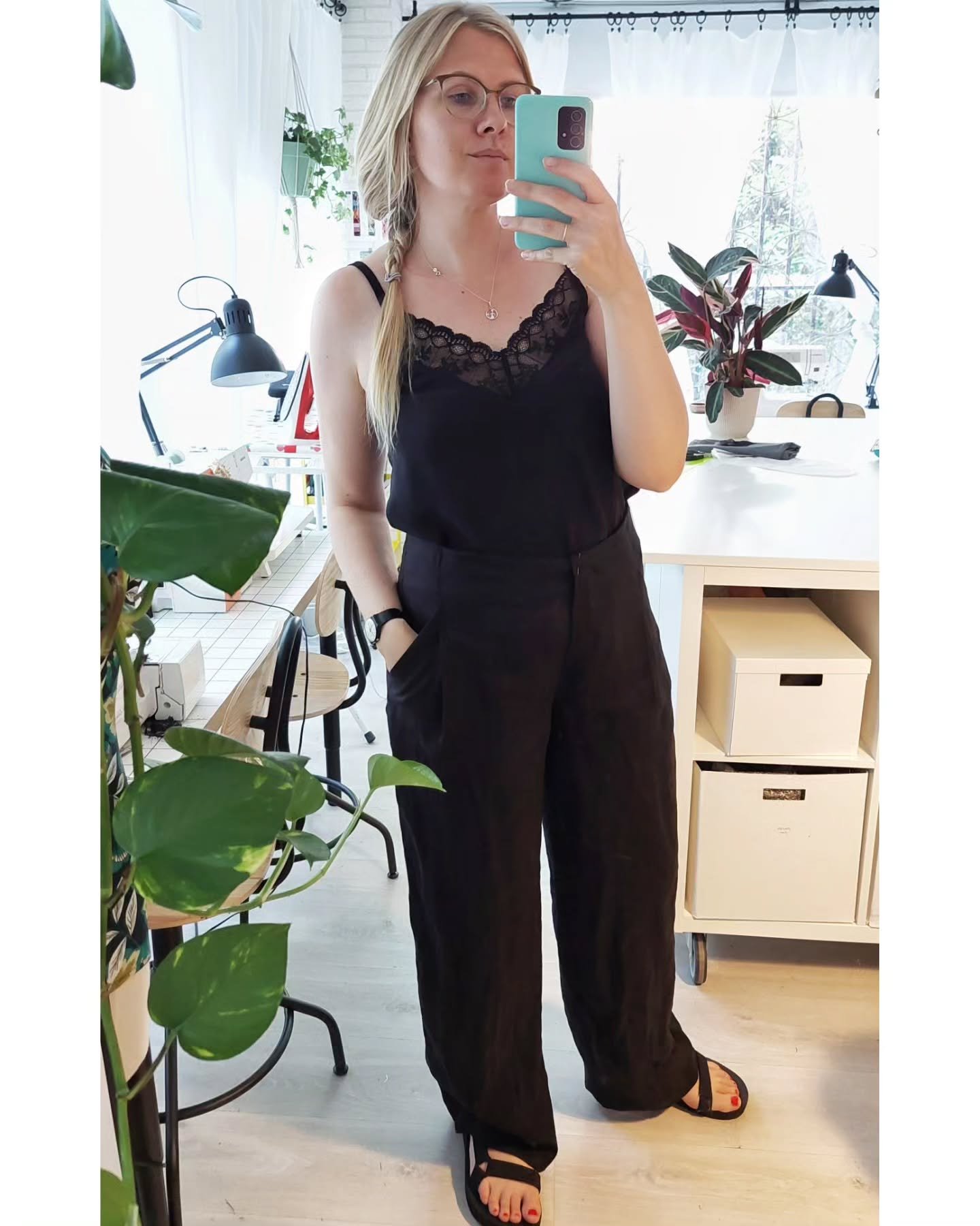 Some recent personal sewing projects 🌿

1. New fav black linen pants: #closetcoremitchell @closetcorepatterns 🖤 sooo happy with these, worn with an older make: silk #ogdencami @truebias (lace hack on my blog).

2. The first try on that same pattern