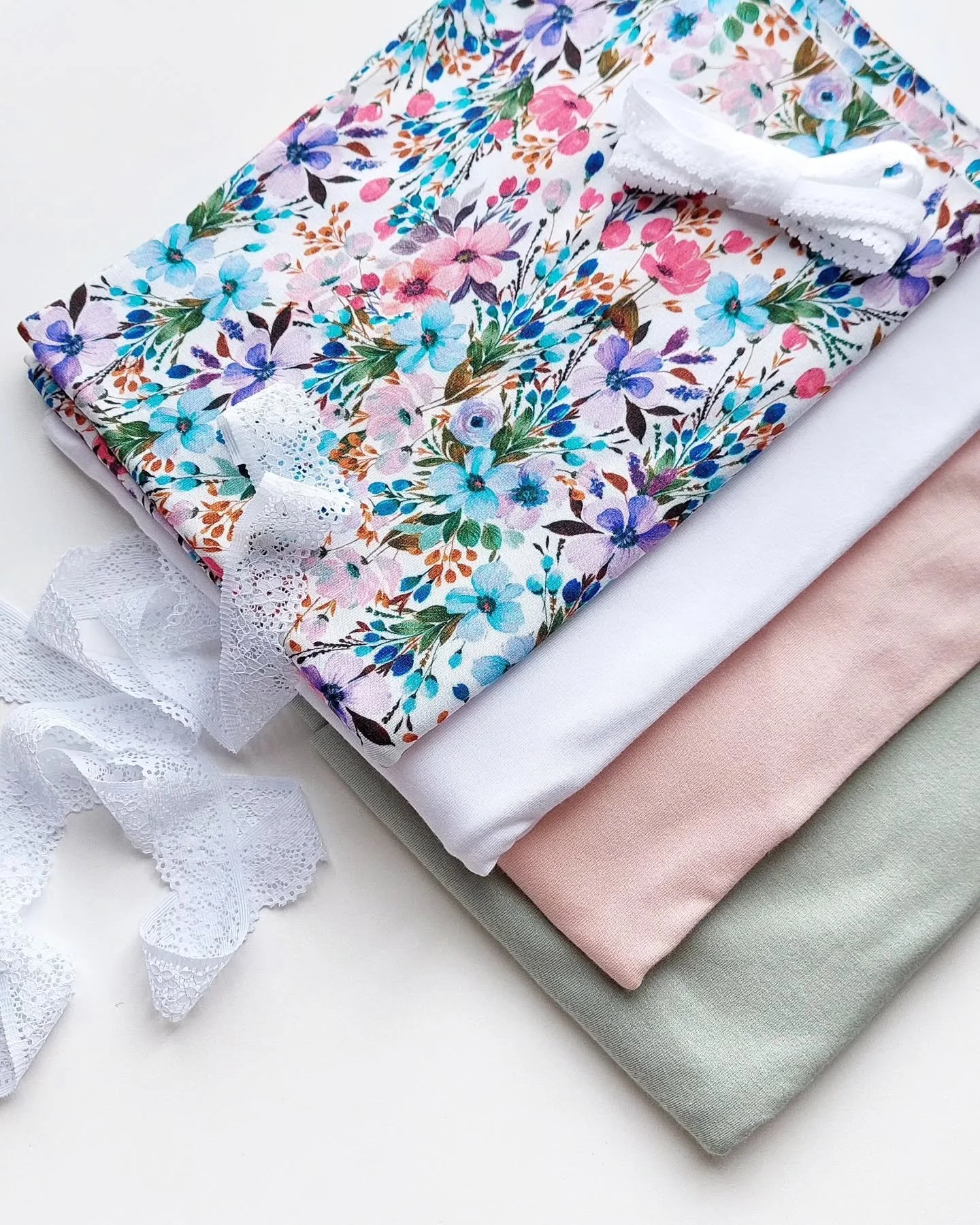 New blog post: which supplies do you need to sew underwear 📖. 
My favorite knit fabrics, what to check when buying lace and where to get elastics. Find all my tips there to know what to look for!
//
Nueva entrada del blog: qué materiales nec