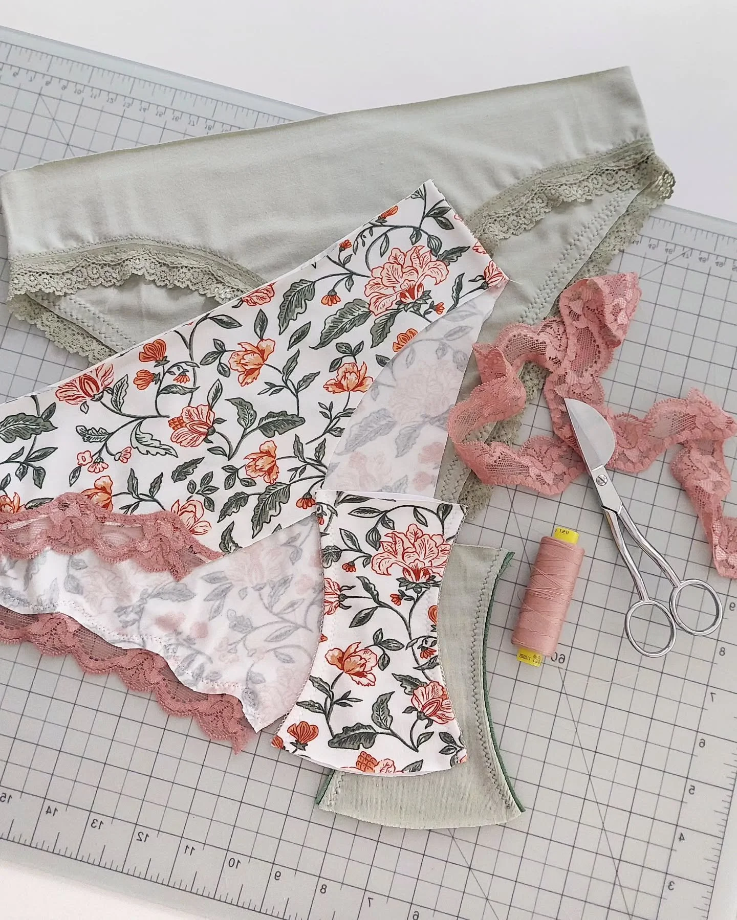 New tutorial in progress 🙌 
I'm going to show you how I like to sew the narrow stretch elastic! This method is a bit different compared to the original tutorial I have in my ebook about sewing underwear (you can get it for free when you sign up for