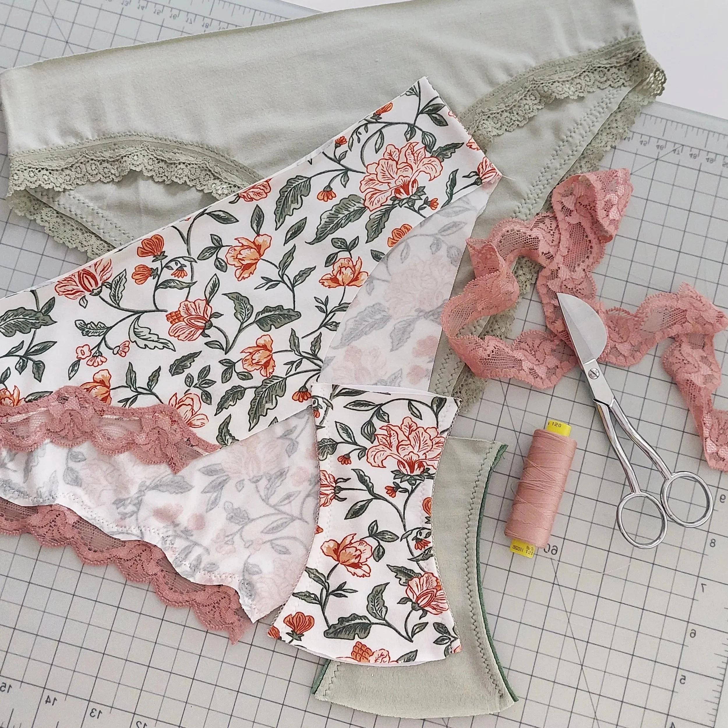 Pattern hack: how to sew with narrow lace trims // Modificación de patrón: cómo coser con puntillas elásticas
