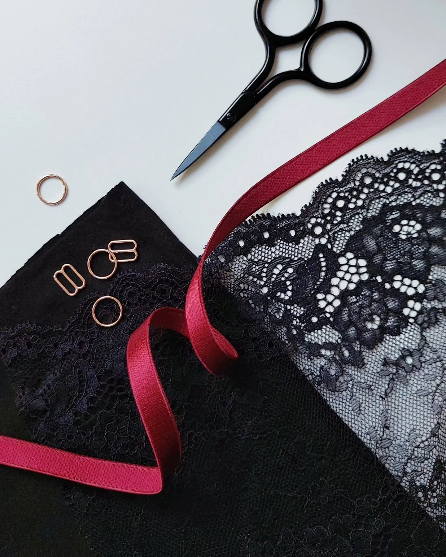 As per Spanish tradition, you should wear red lingerie for New Year's Eve...so here goes a little selection of kits to sew your own! There's bright red, some burgundy and black with dark red accents 🖤❤️. All kits are now live!

//
Este a&ntilde;o sa