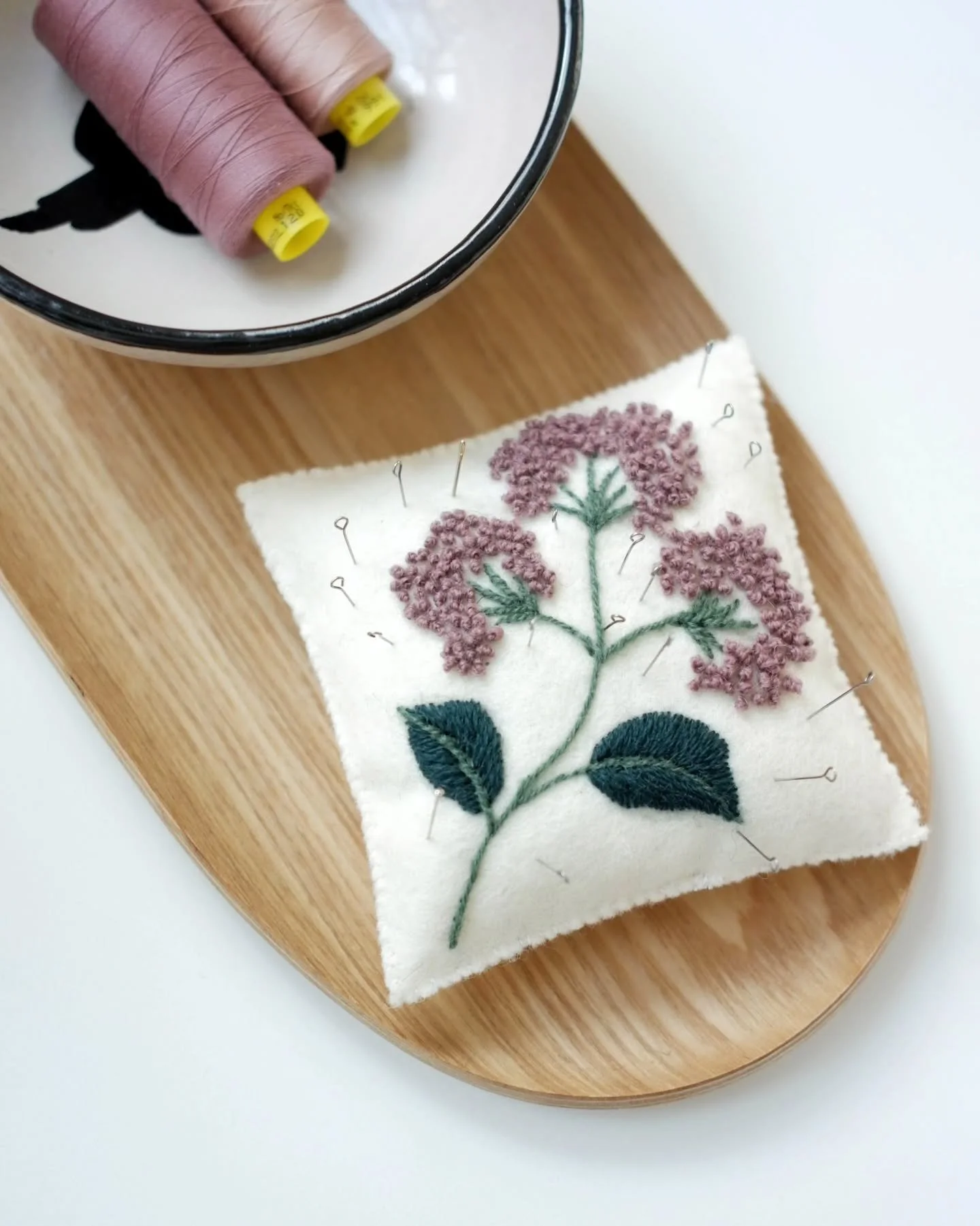 A little embroidery project I made during my vacation 🌿. 
I had plenty of sweet sofa time with no obligations to do adult stuff (no cooking, no laundry, no to-do lists) for various days thanks to my family, which means that I could immerse myself fu